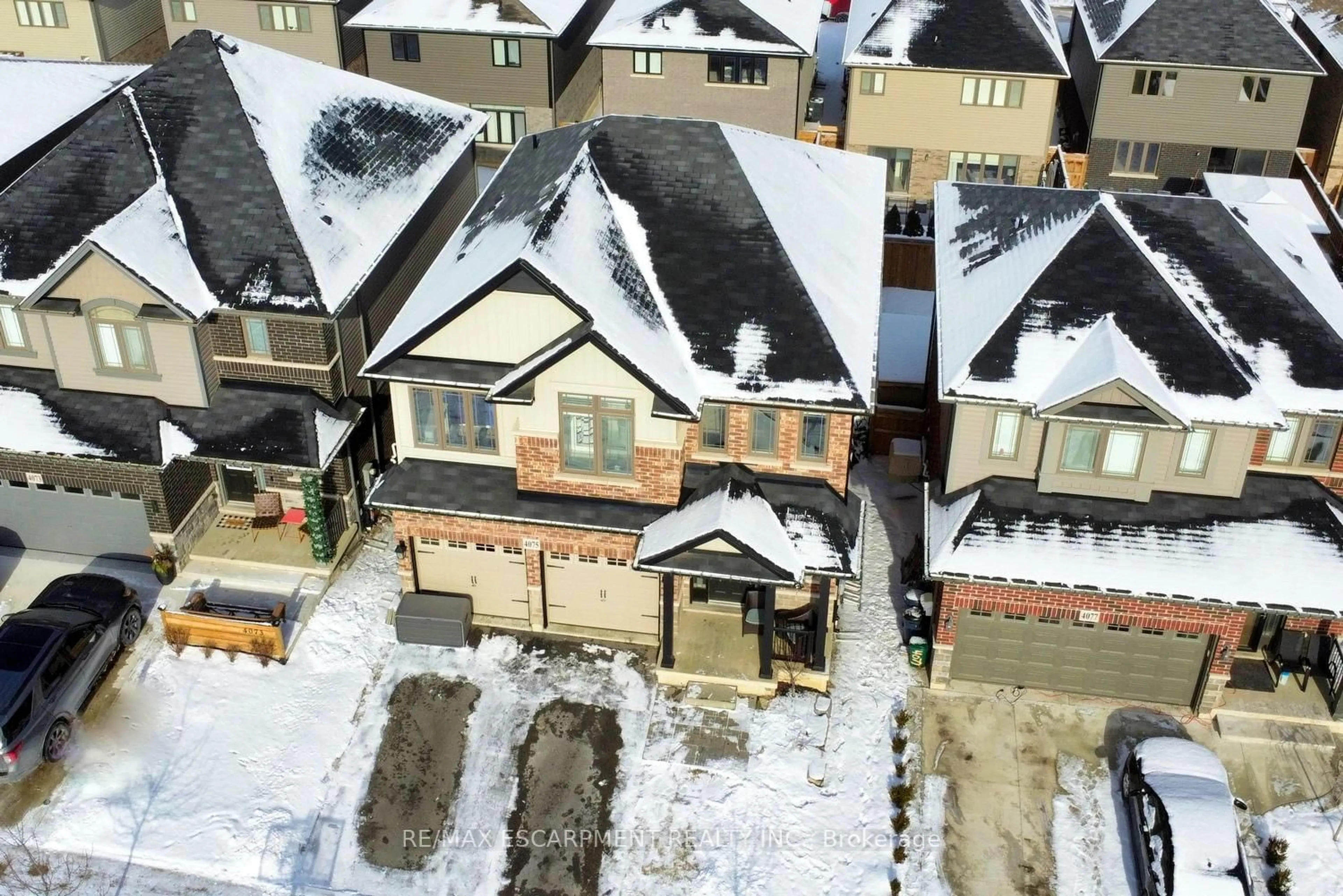 A pic from outside/outdoor area/front of a property/back of a property/a pic from drone, unknown for 4075 Thomas St, Lincoln Ontario L3J 0S5