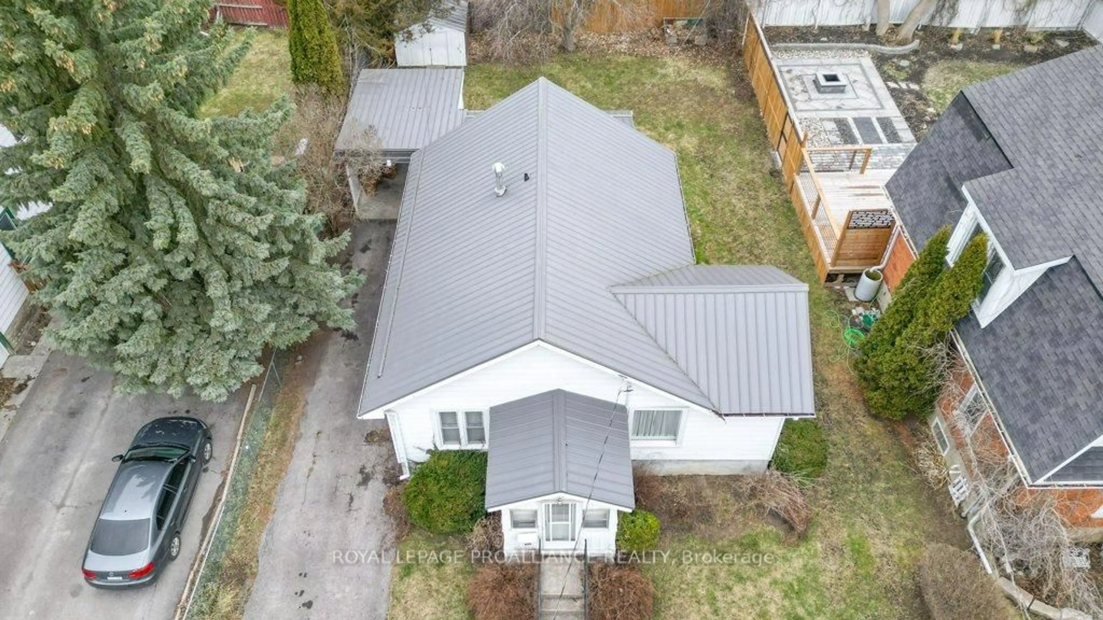 A pic from outside/outdoor area/front of a property/back of a property/a pic from drone, street for 26 Burton St, Belleville Ontario K8P 1E6
