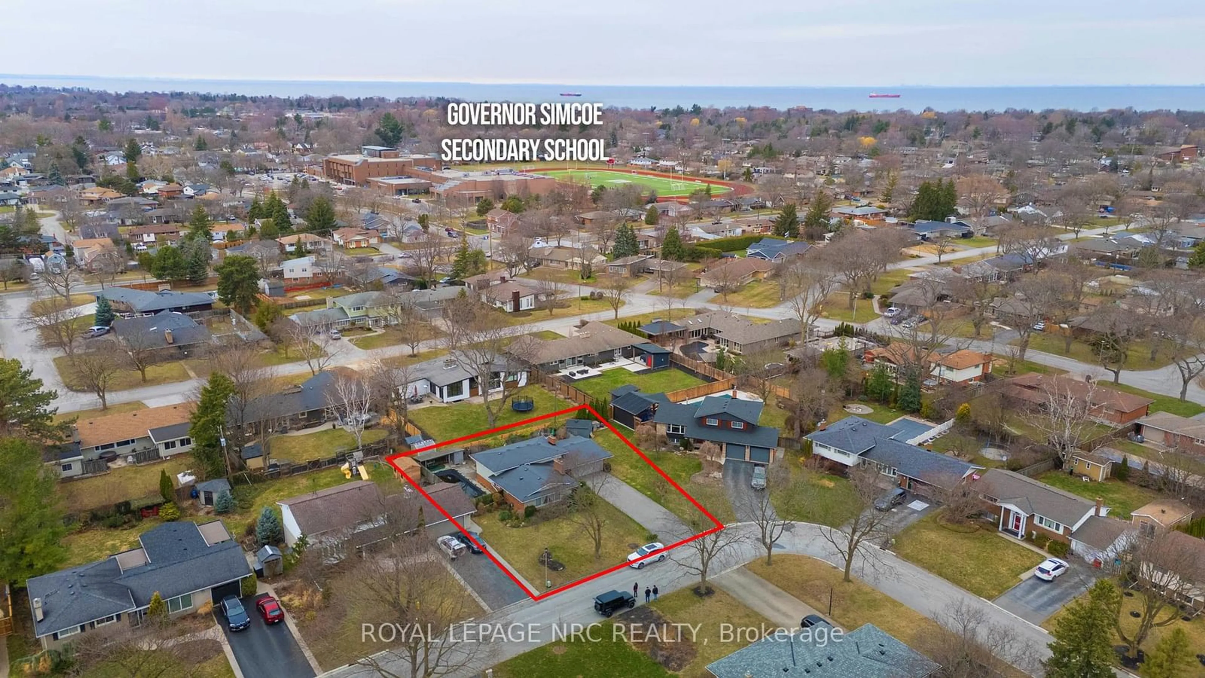 A pic from outside/outdoor area/front of a property/back of a property/a pic from drone, street for 23 Gordon Pl, St. Catharines Ontario L2M 2A4