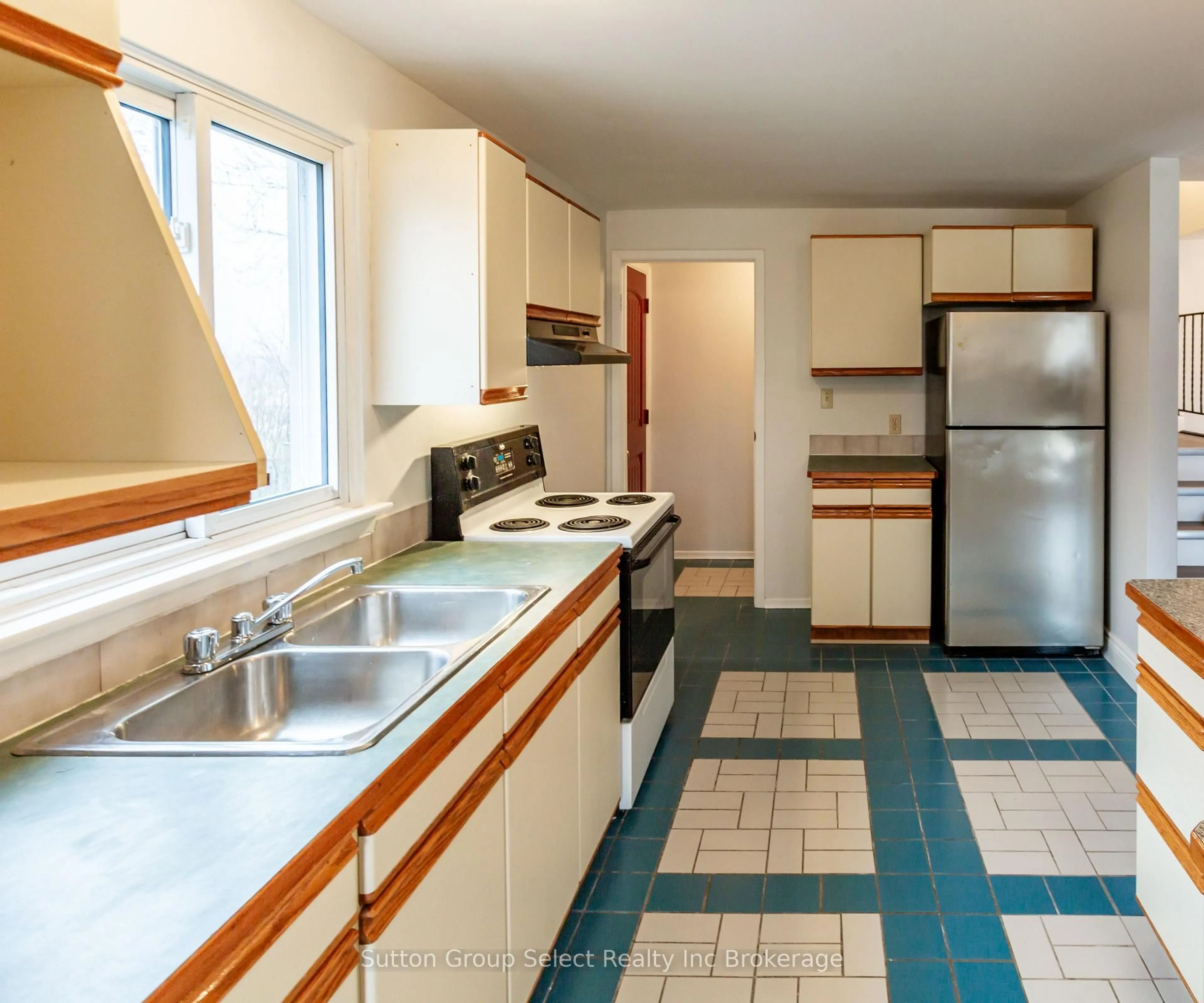 Standard kitchen, ceramic/tile floor for 63 Tennyson St, Woodstock Ontario N4S 8B3