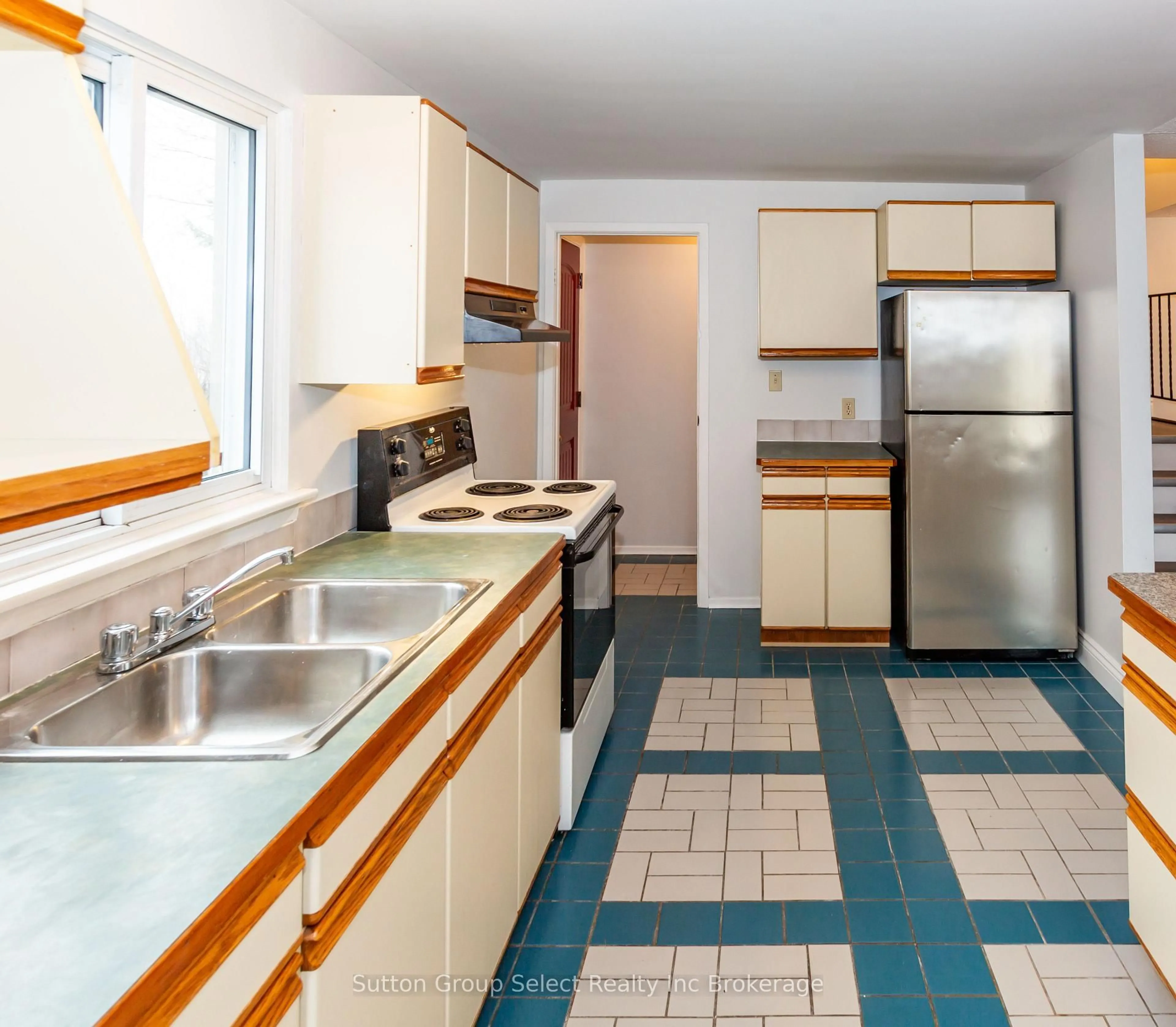 Standard kitchen, ceramic/tile floor for 63 Tennyson St, Woodstock Ontario N4S 8B3