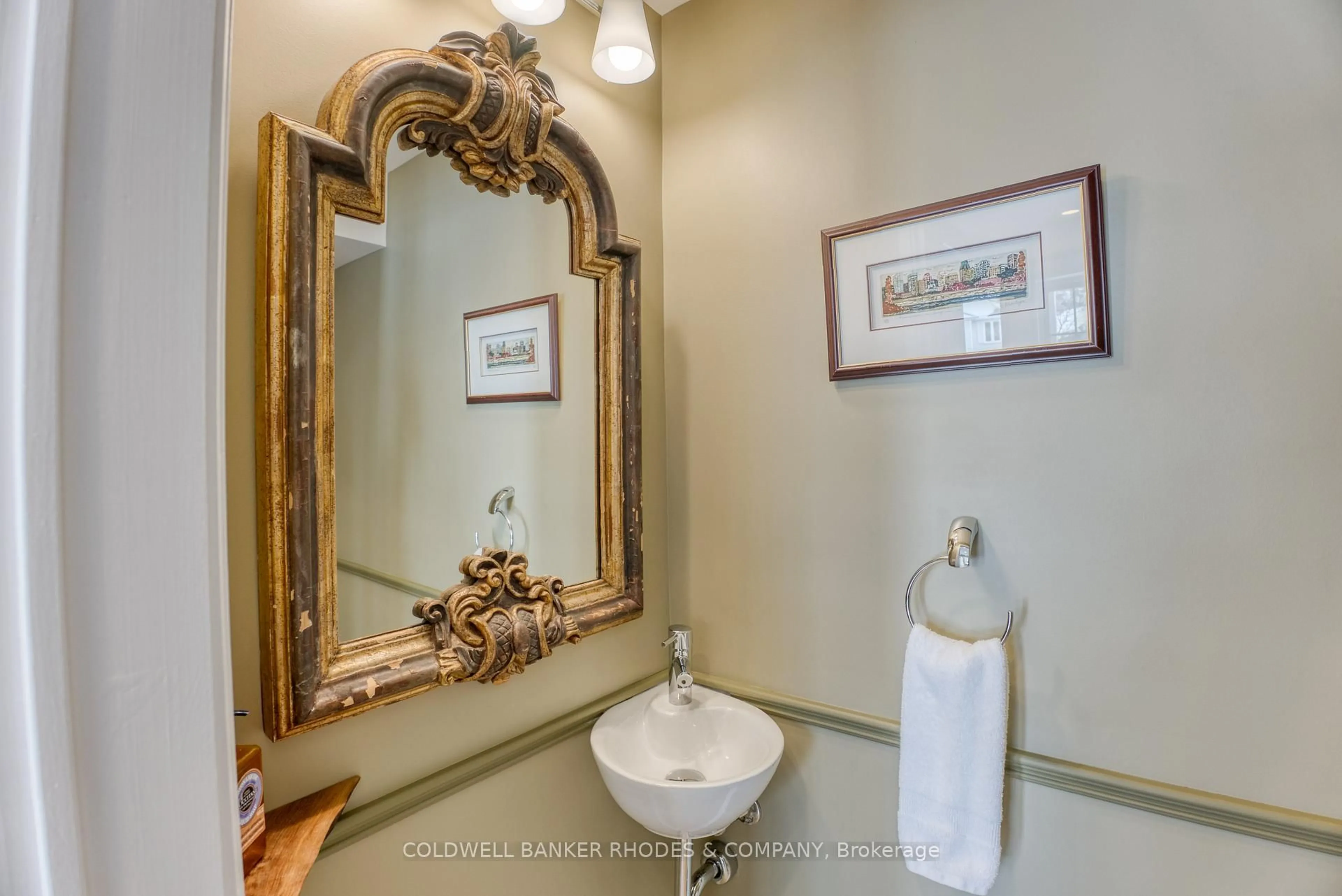 Standard bathroom, ceramic/tile floor for 21 Braemar St, Ottawa Ontario K1K 3C4