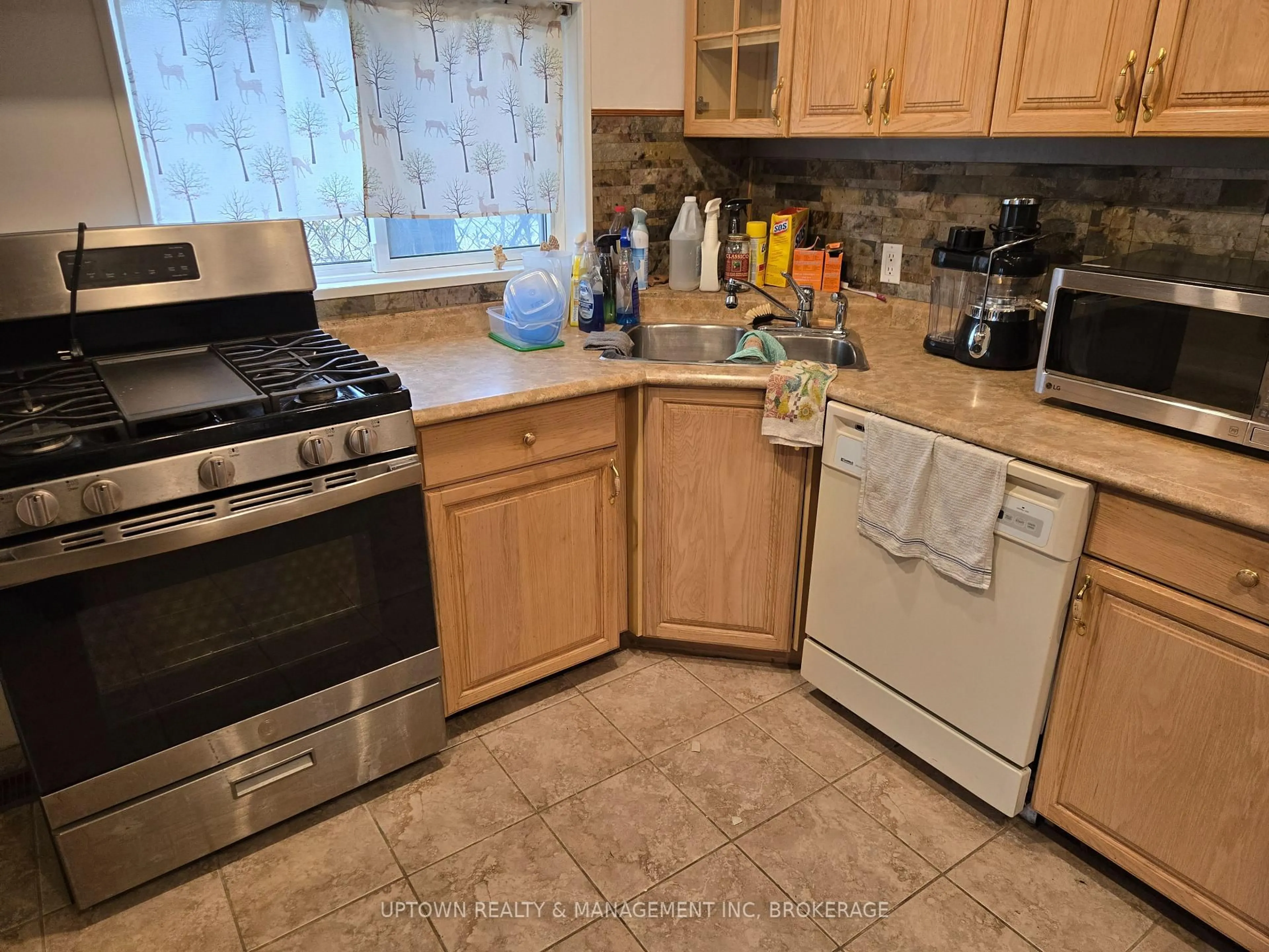 Standard kitchen, ceramic/tile floor for 3 NORTH St, St. Catharines Ontario L2R 5G3