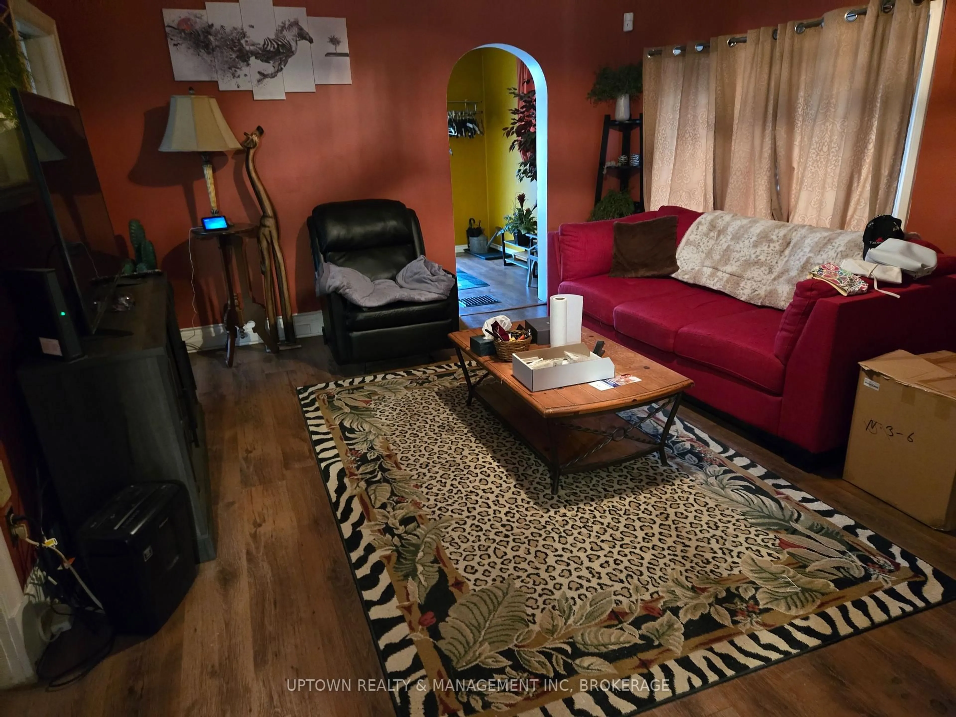 Living room with furniture, unknown for 3 NORTH St, St. Catharines Ontario L2R 5G3