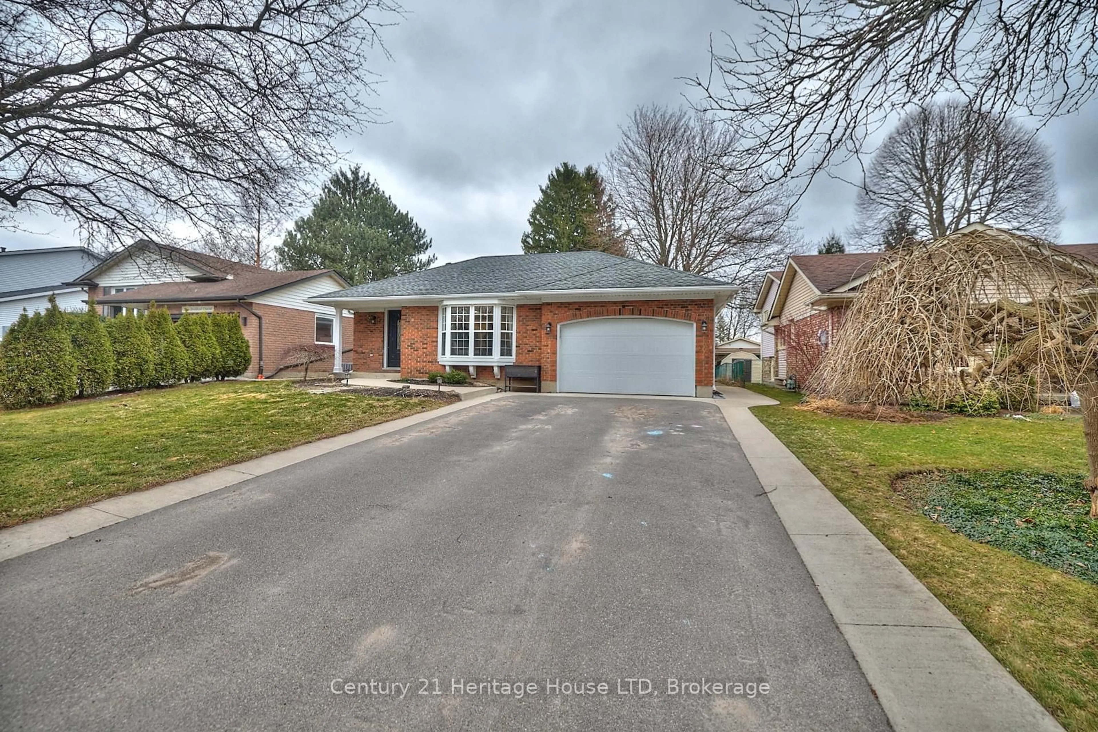 Home with brick exterior material, street for 5 Brookbank Cres Cres, Pelham Ontario L0S 1E0