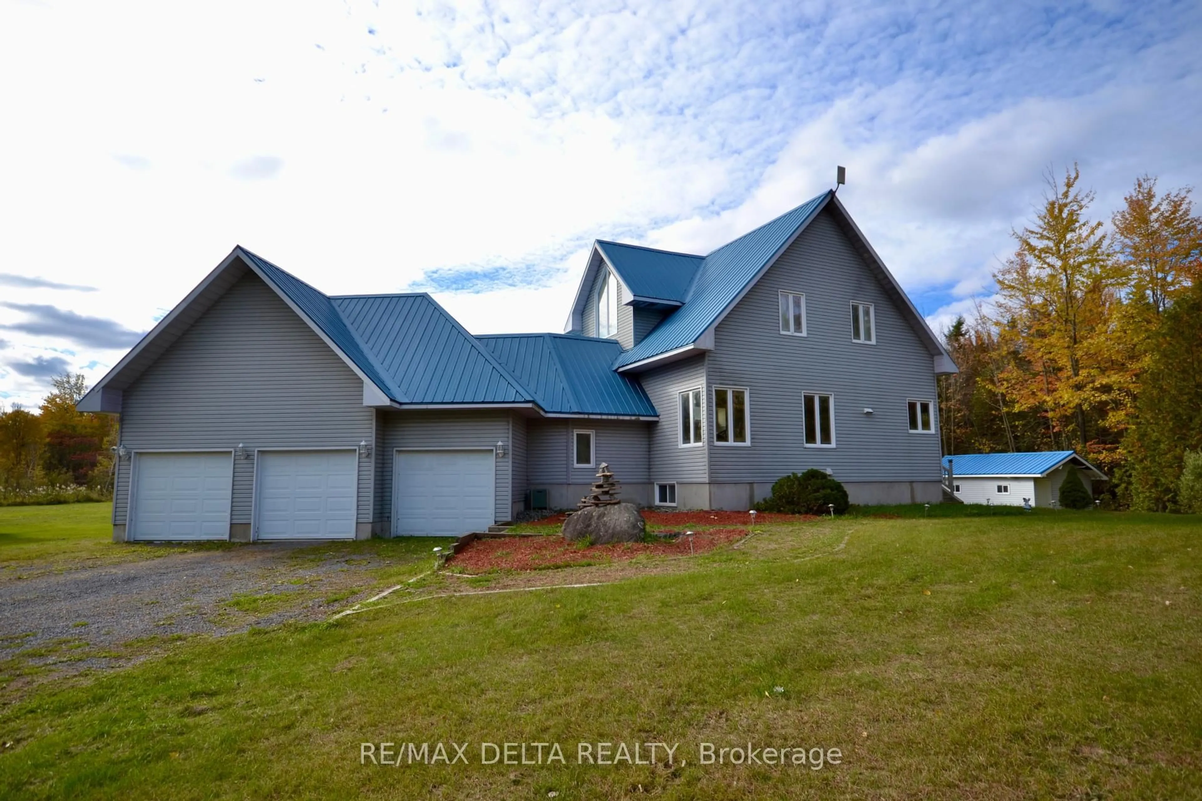 A pic from outside/outdoor area/front of a property/back of a property/a pic from drone, water/lake/river/ocean view for 3888 Schnupp Rd, Clarence-Rockland Ontario K0A 1E0