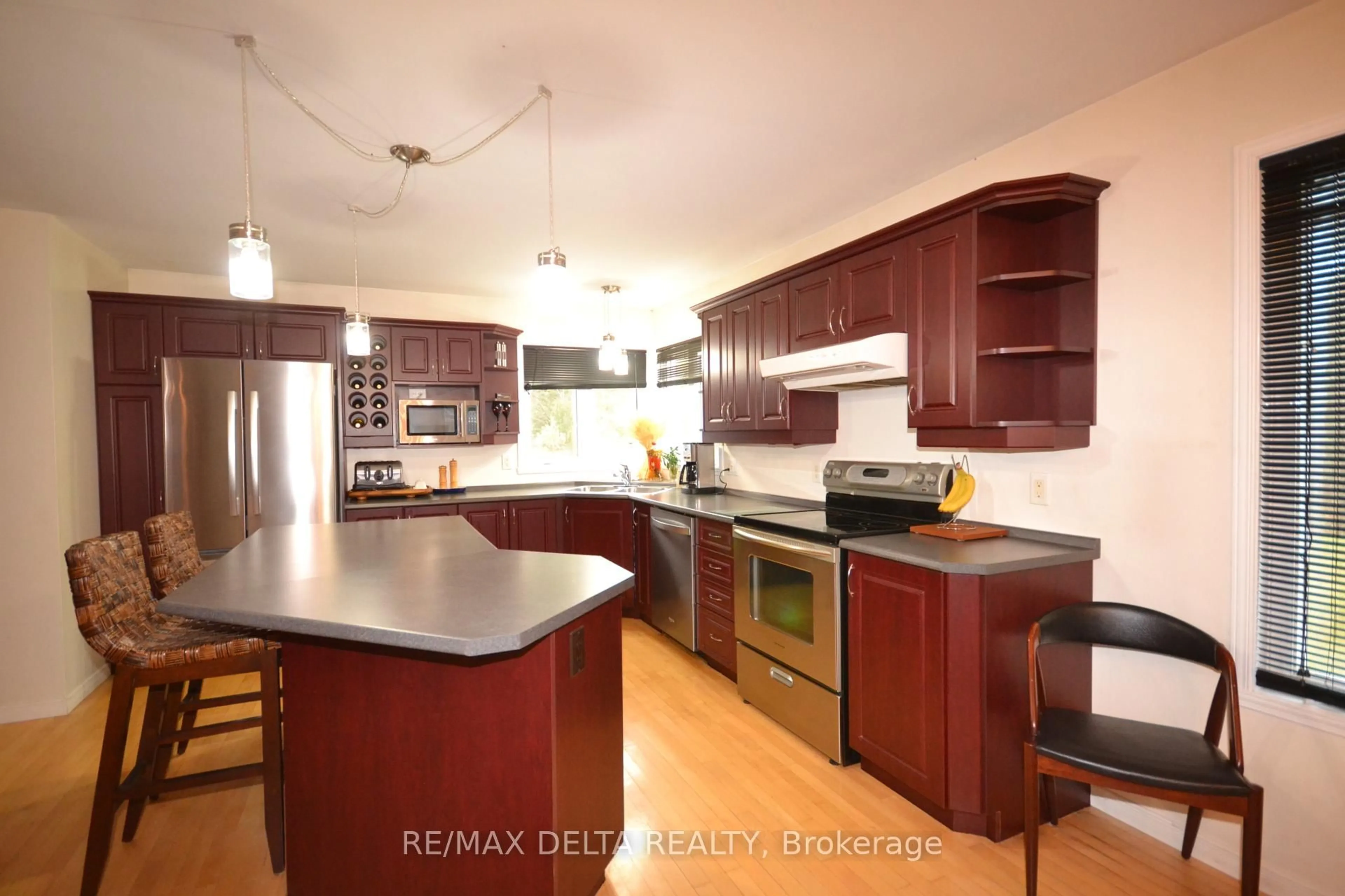 Open concept kitchen, wood/laminate floor for 3888 Schnupp Rd, Clarence-Rockland Ontario K0A 1E0