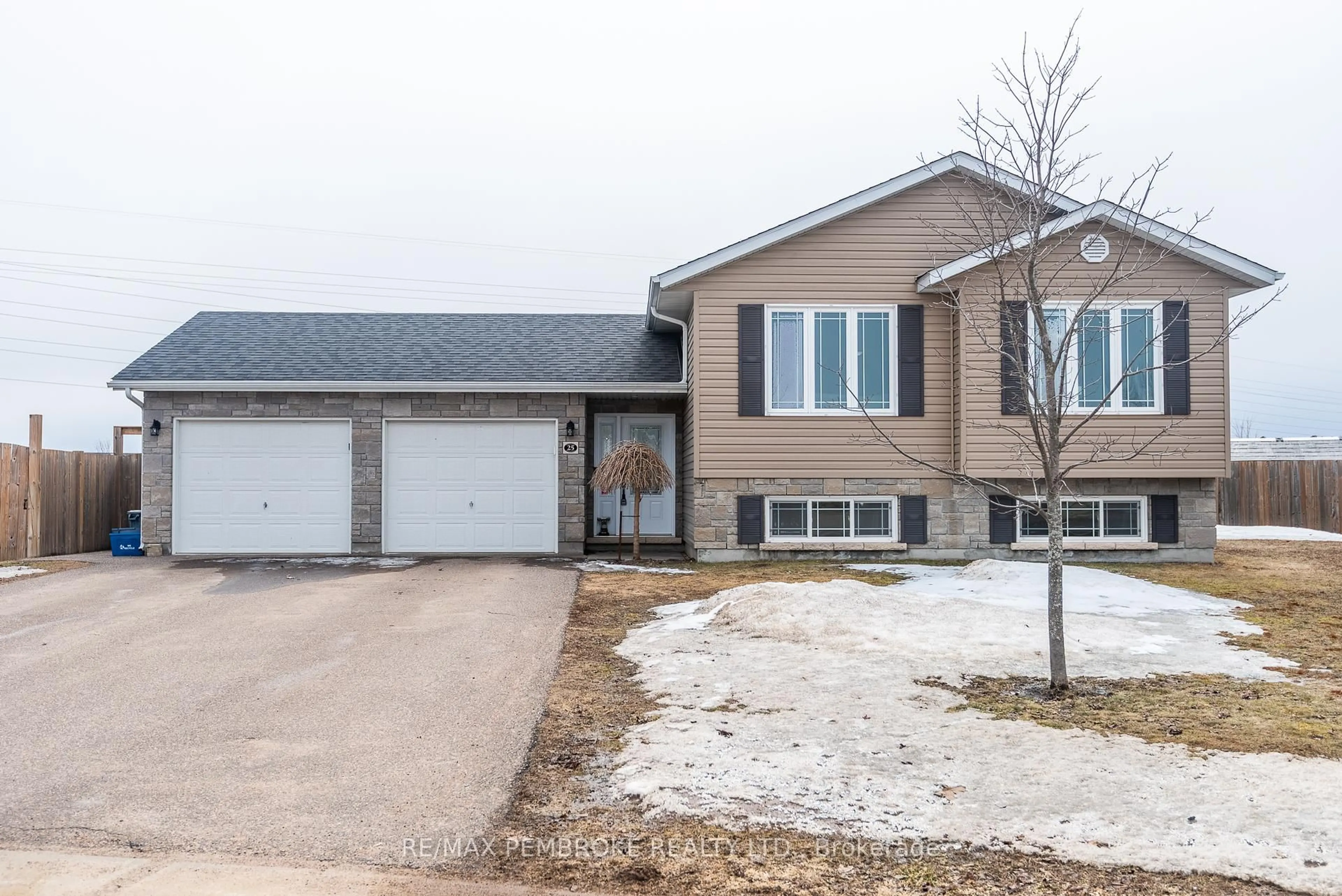 Home with vinyl exterior material, street for 25 Newport Dr, Petawawa Ontario K8H 0C9