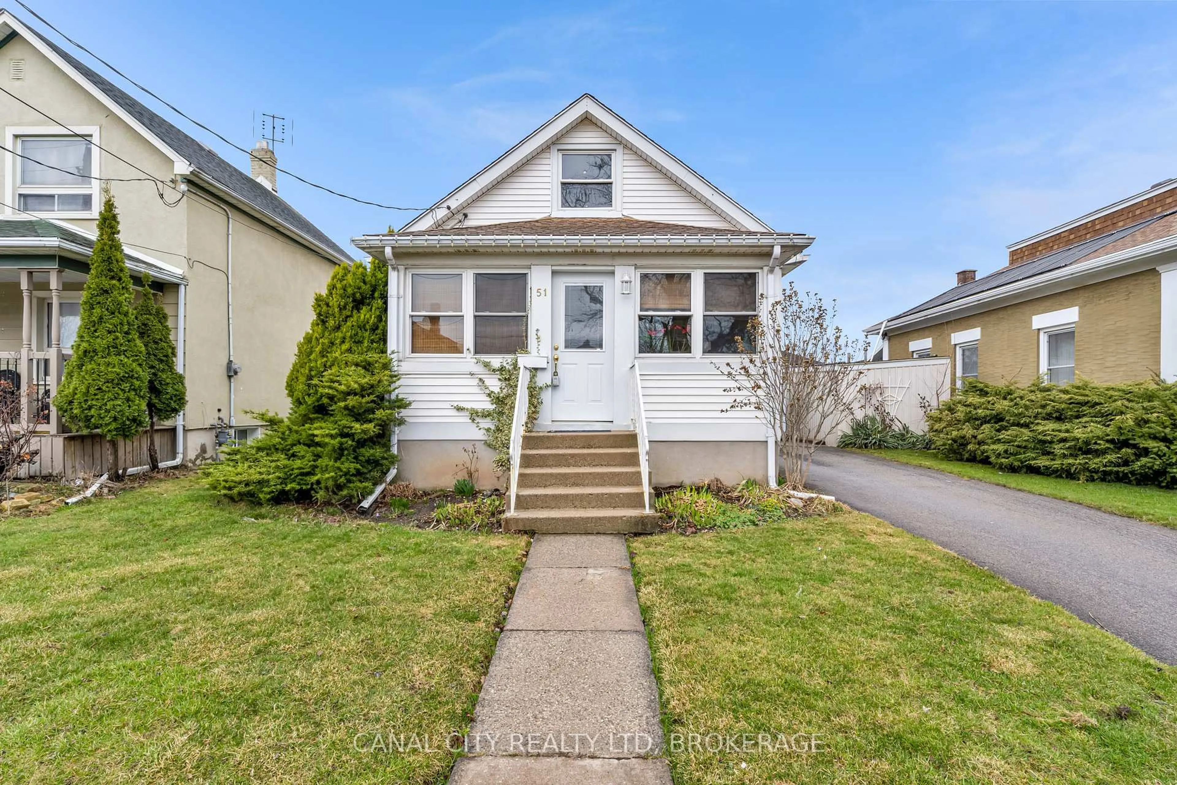 Home with vinyl exterior material, street for 51 Pine St, Thorold Ontario L2V 3L5