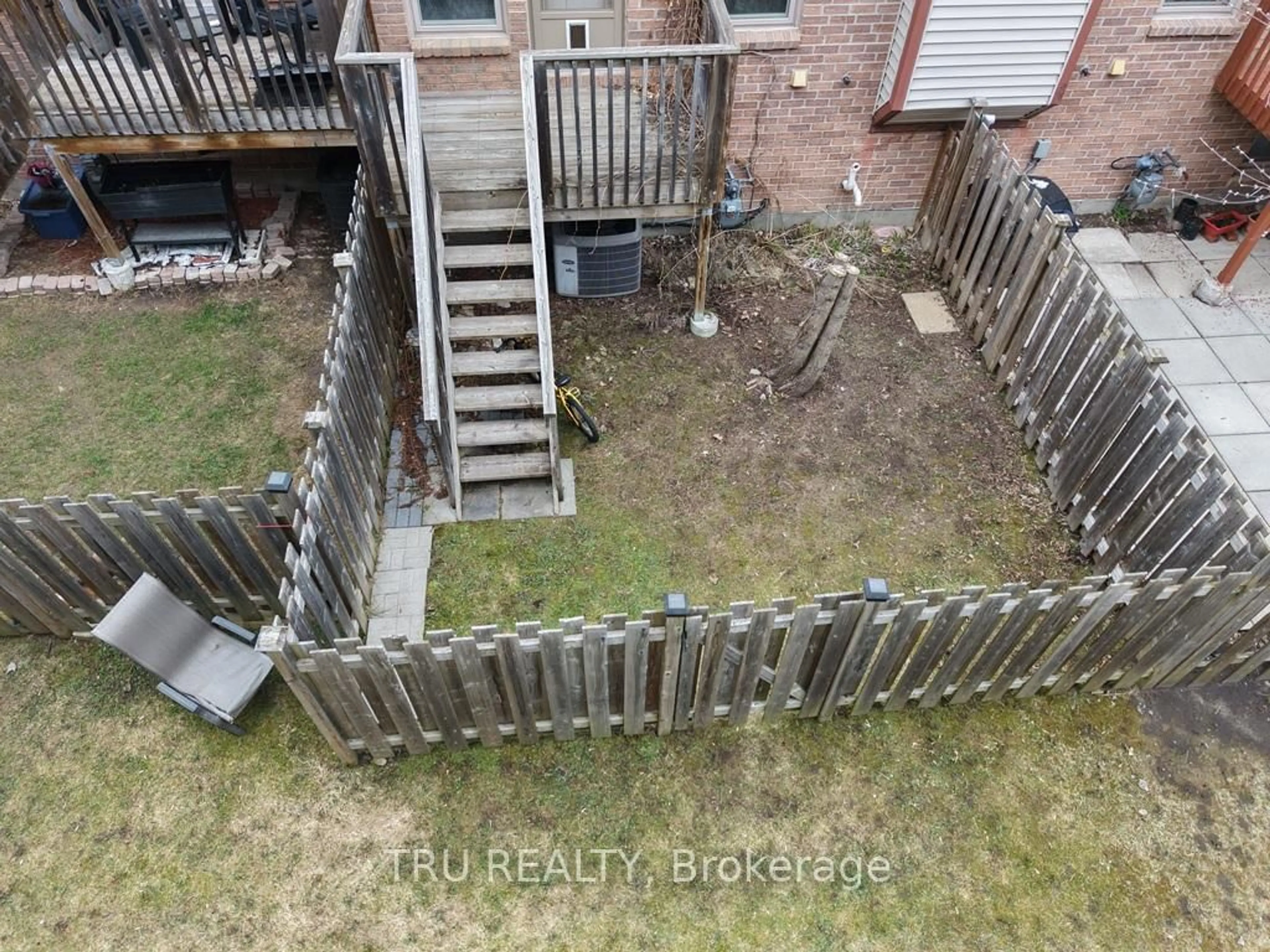 A pic from outside/outdoor area/front of a property/back of a property/a pic from drone, building for 367 Pickford Dr, Ottawa Ontario K2L 3P2