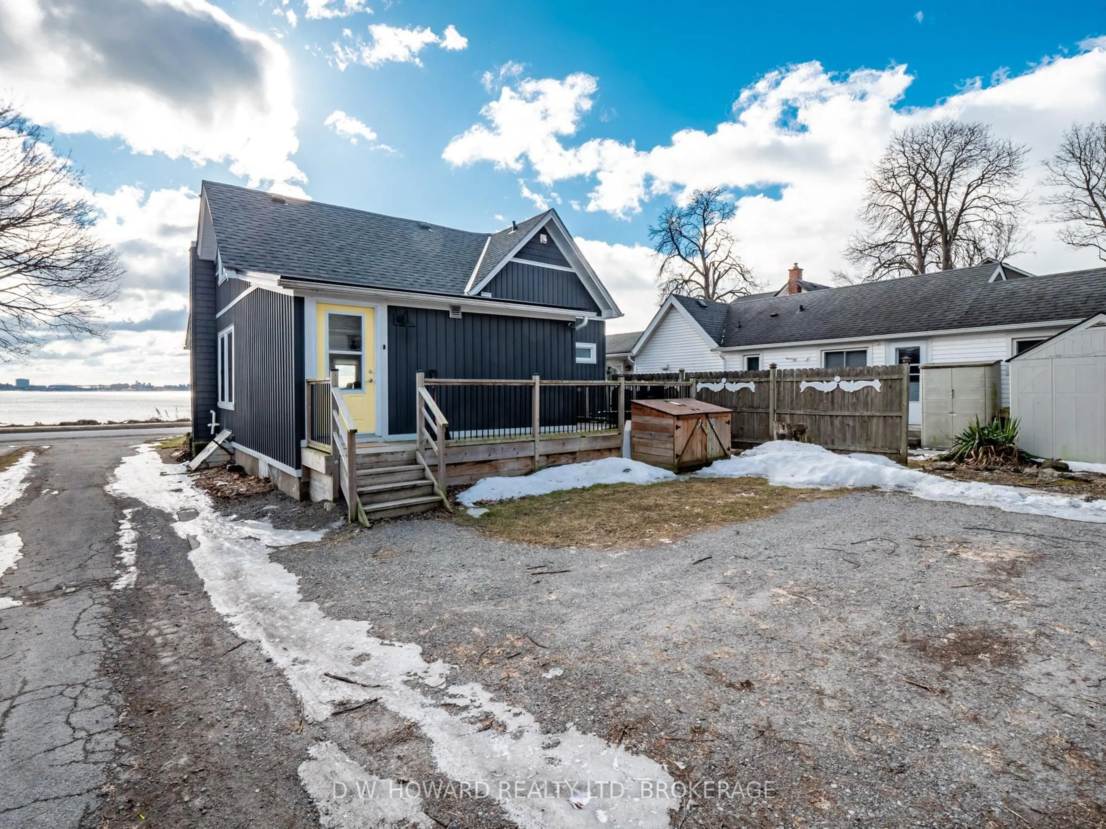 A pic from outside/outdoor area/front of a property/back of a property/a pic from drone, street for 474 Lakeshore Rd, Fort Erie Ontario L2A 1B5