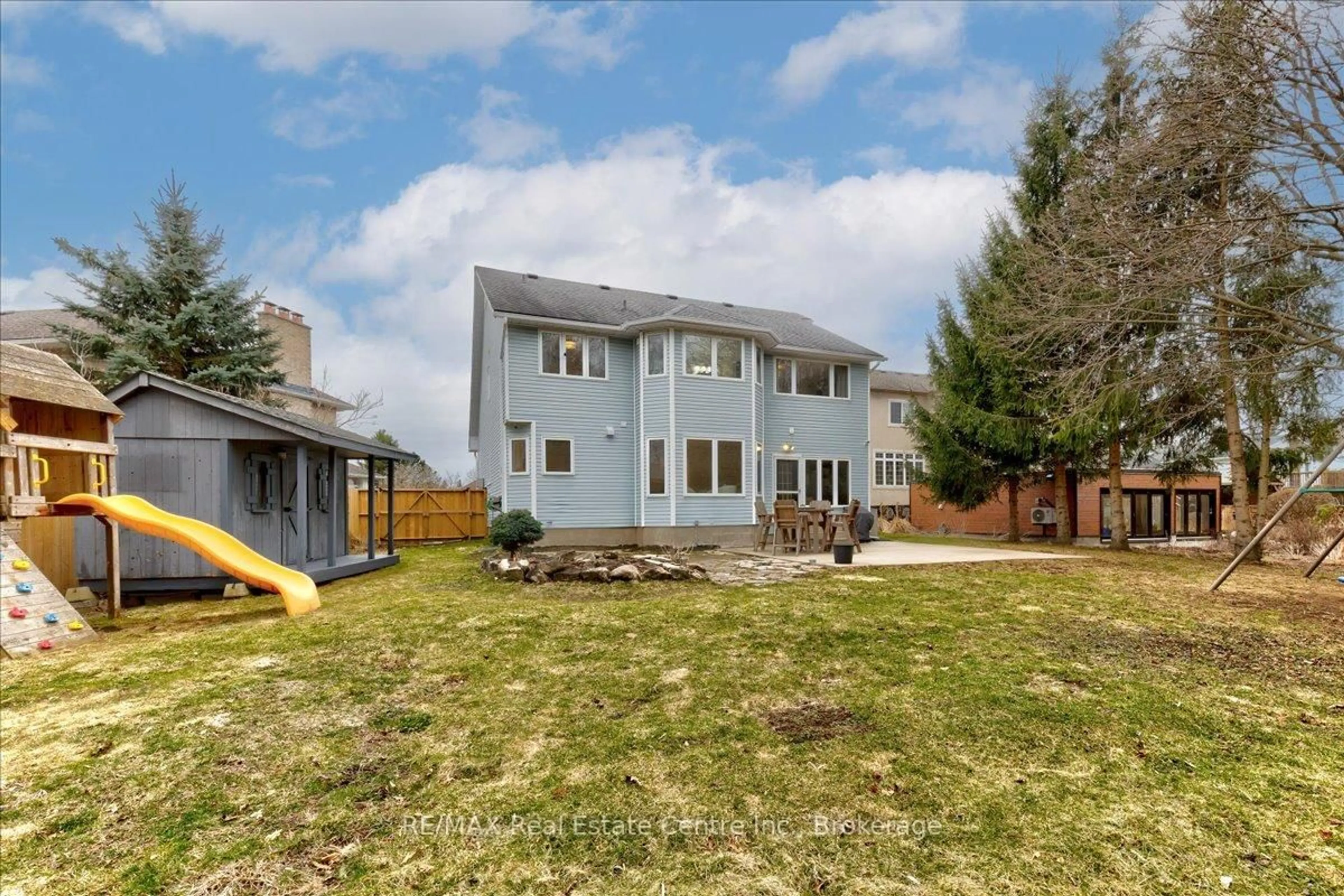 A pic from outside/outdoor area/front of a property/back of a property/a pic from drone, unknown for 152 Mitchell St, North Dumfries Ontario N0B 1E0