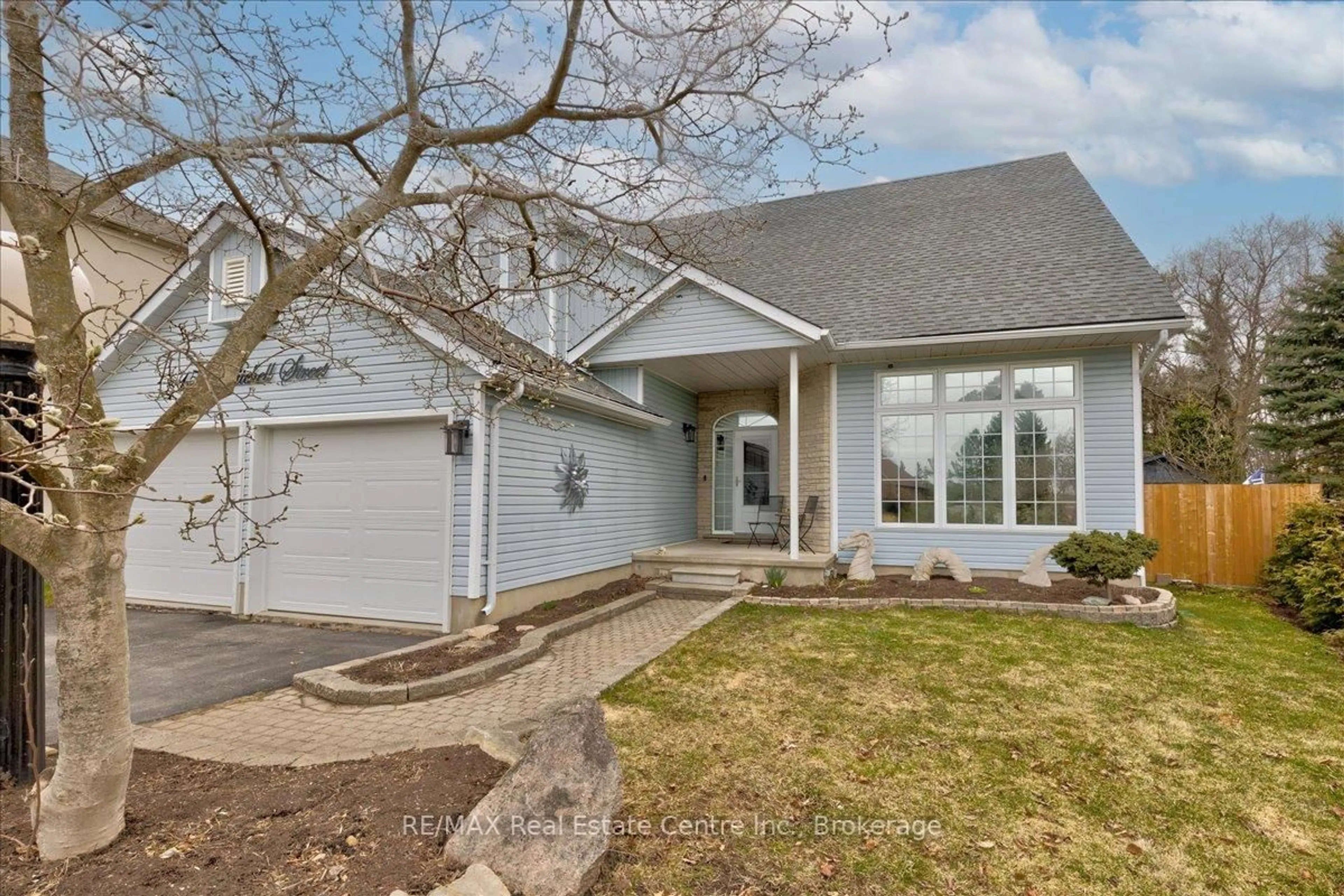 Home with vinyl exterior material, street for 152 Mitchell St, North Dumfries Ontario N0B 1E0