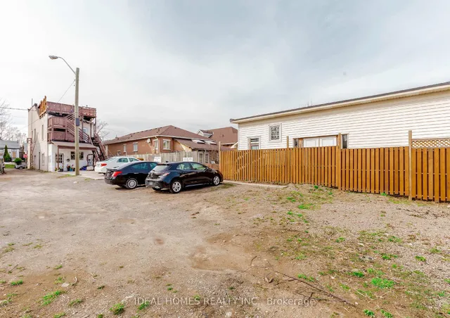 Primary image of 184 Queen St