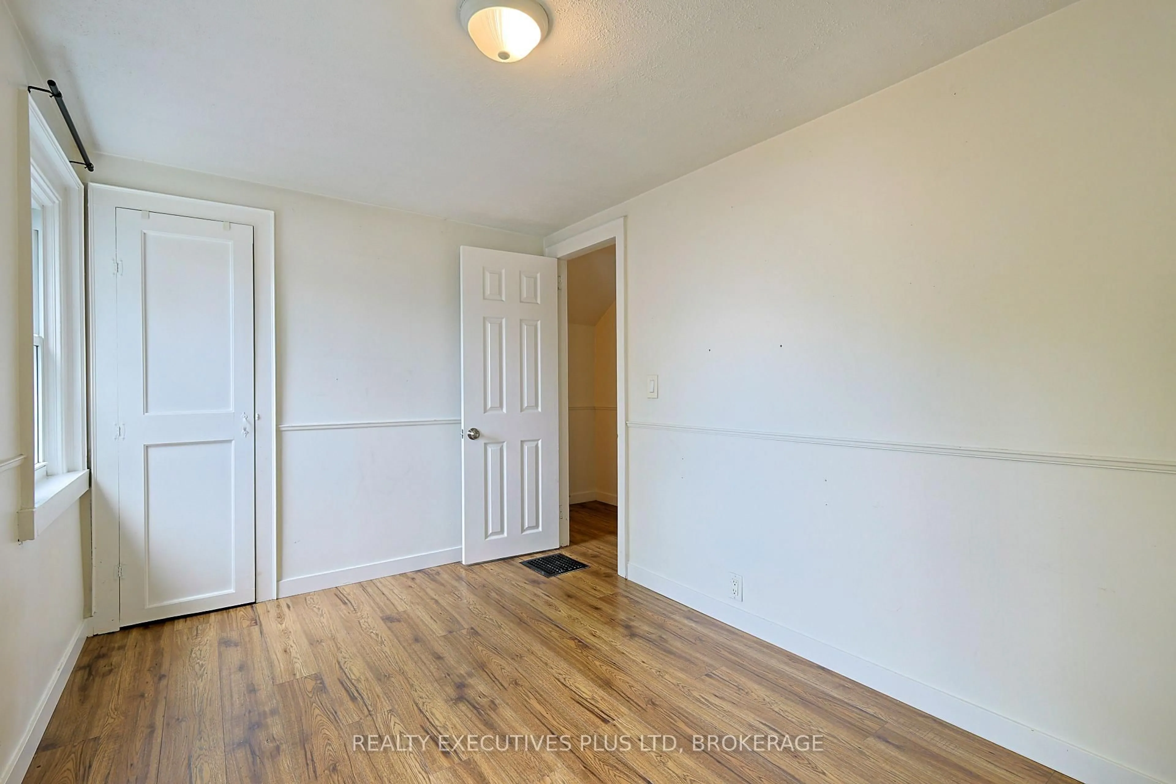 A pic of a room for 15 Chestnut St, St. Catharines Ontario L2T 1G6