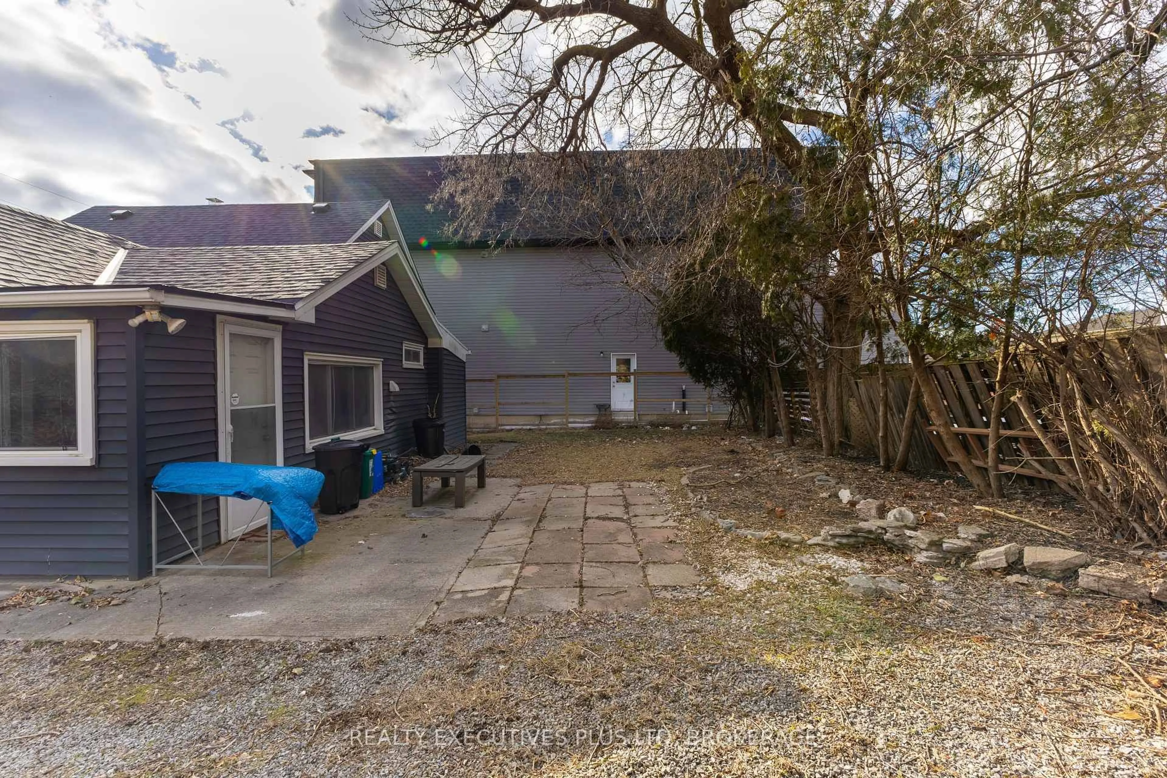 A pic from outside/outdoor area/front of a property/back of a property/a pic from drone, street for 15 Chestnut St, St. Catharines Ontario L2T 1G6