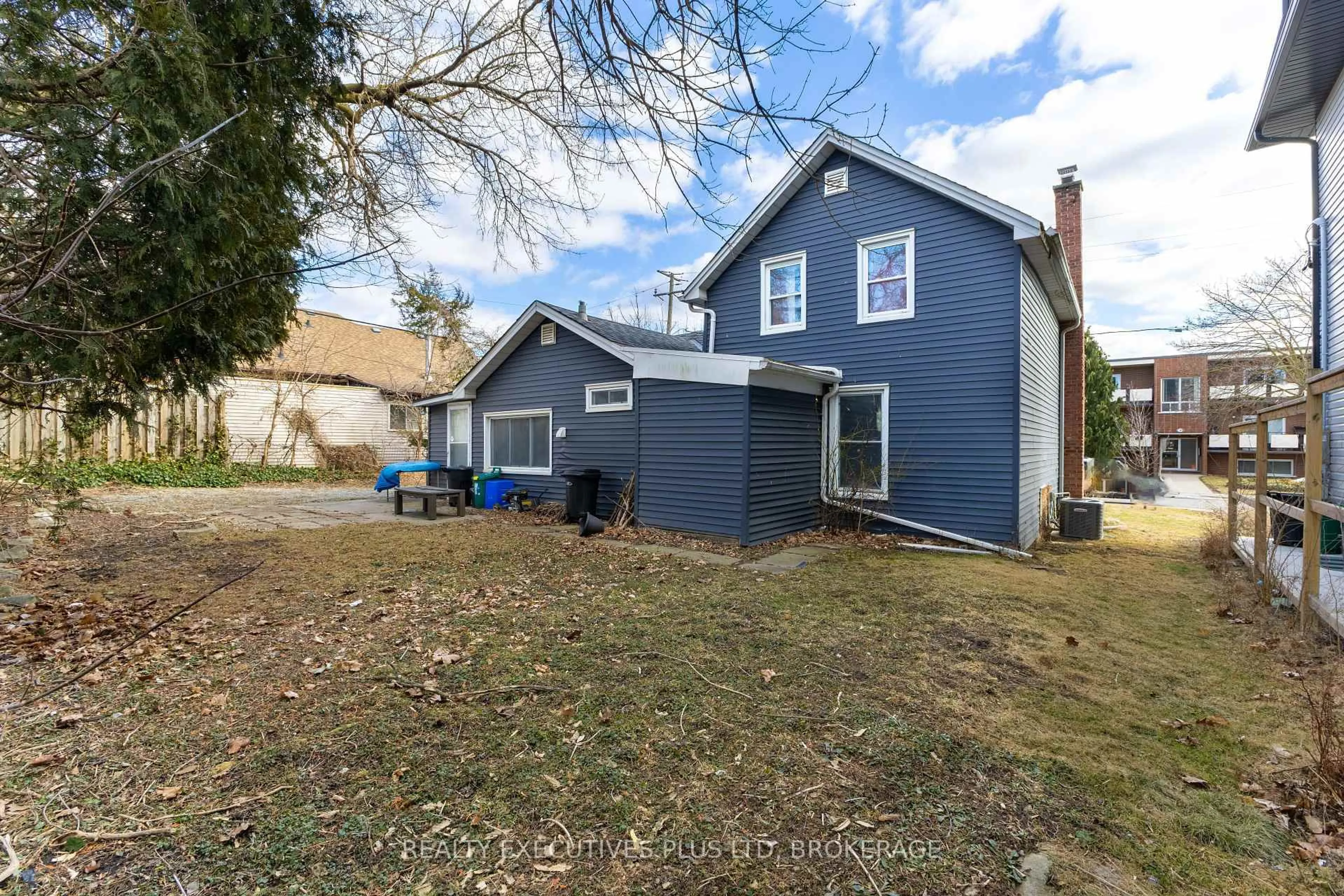 A pic from outside/outdoor area/front of a property/back of a property/a pic from drone, street for 15 Chestnut St, St. Catharines Ontario L2T 1G6