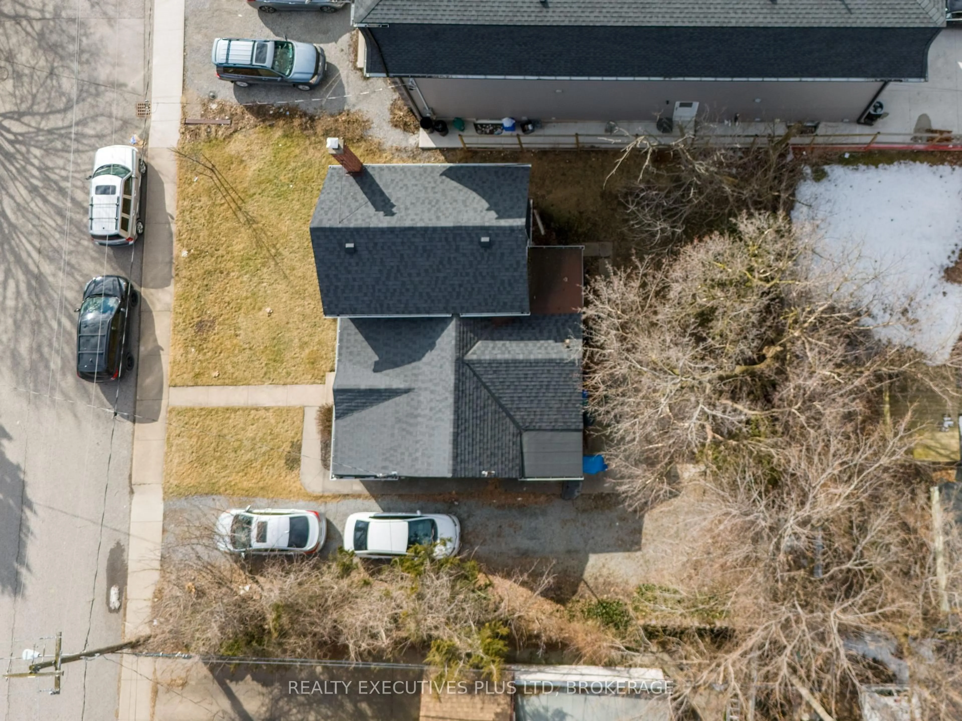 A pic from outside/outdoor area/front of a property/back of a property/a pic from drone, street for 15 Chestnut St, St. Catharines Ontario L2T 1G6