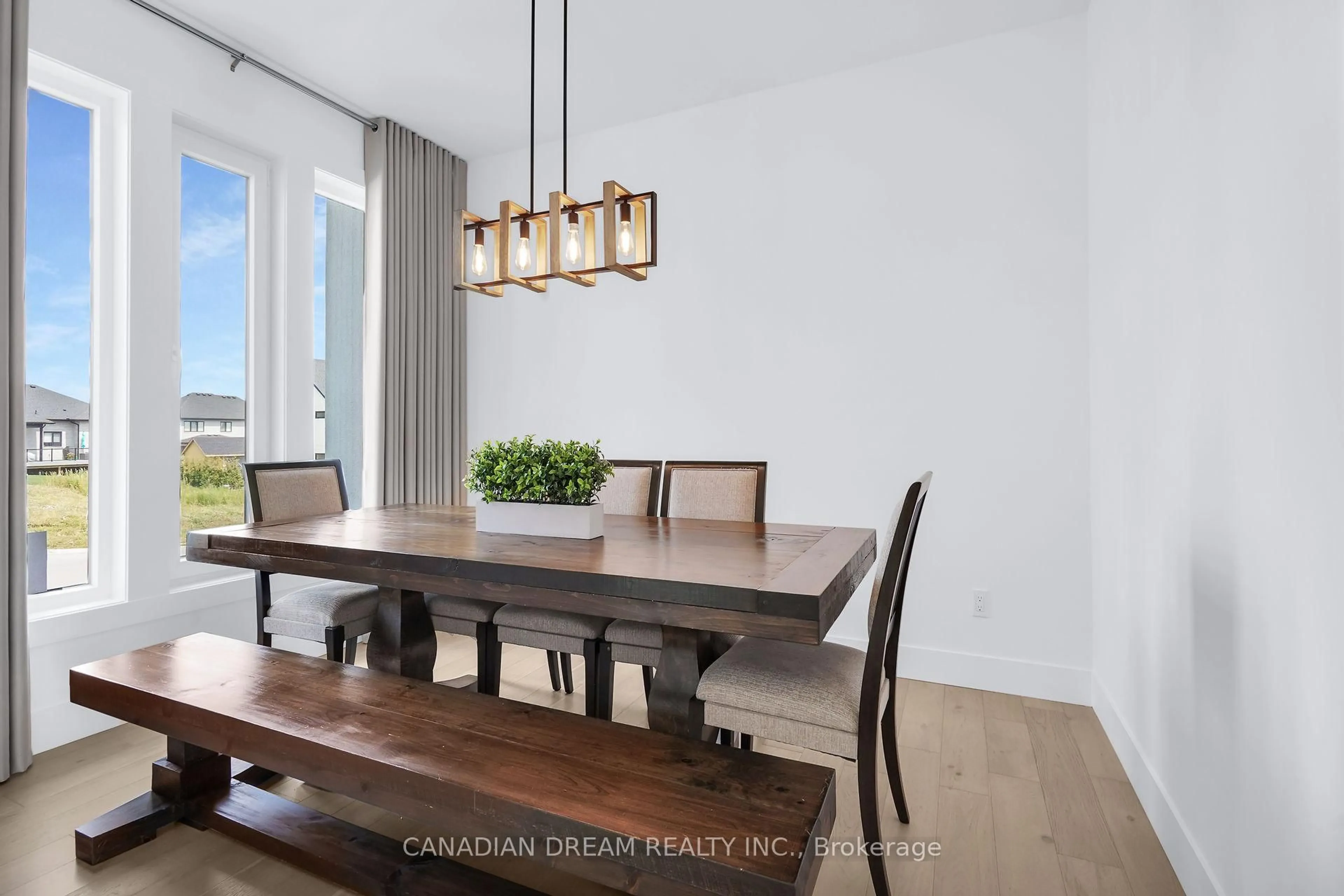 Dining room, wood/laminate floor for 77 Crestview Dr, Middlesex Centre Ontario N0L 1R0