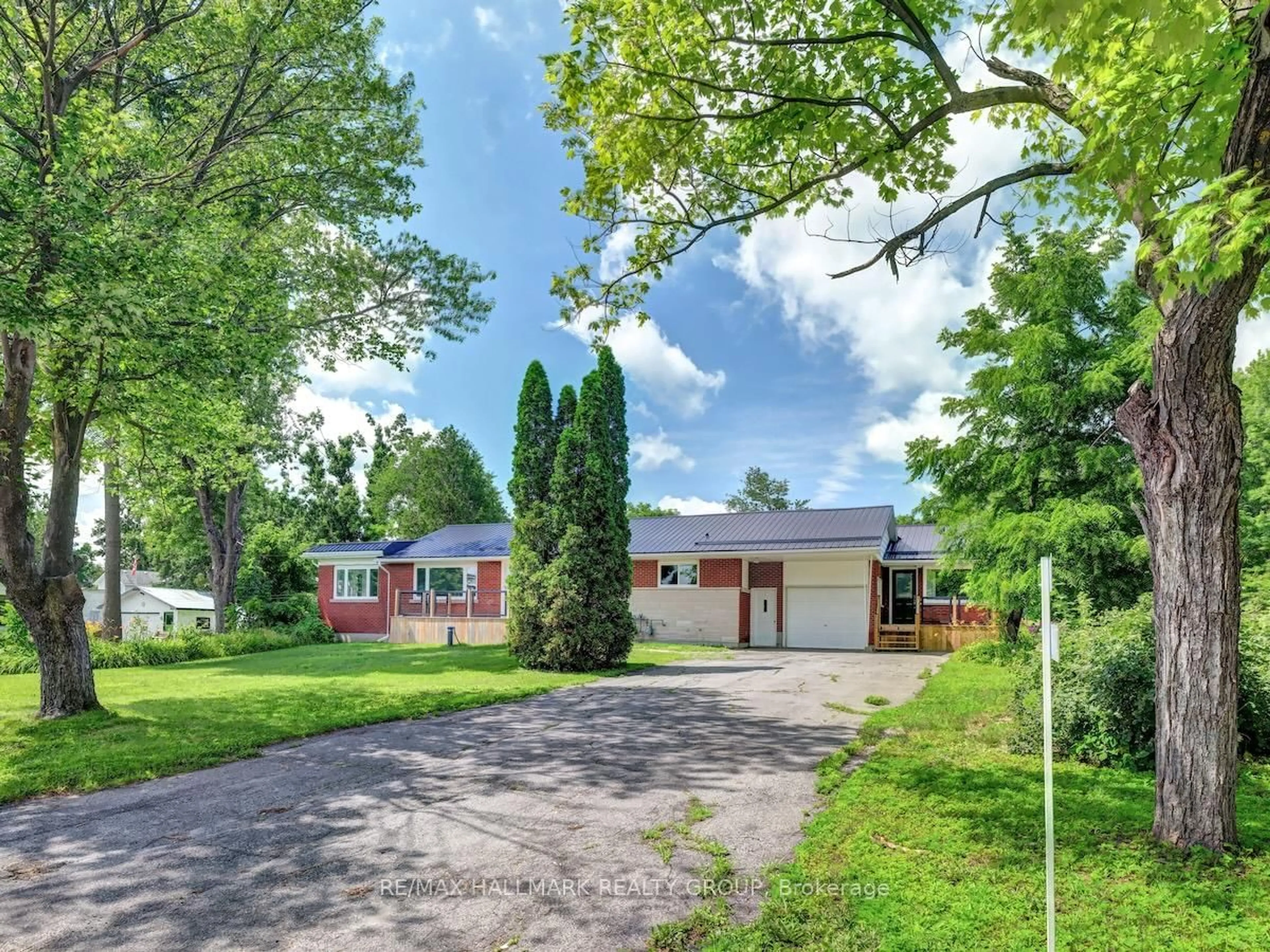 A pic from outside/outdoor area/front of a property/back of a property/a pic from drone, street for 8692 Bank St, Vernon Ontario K0A 3J0