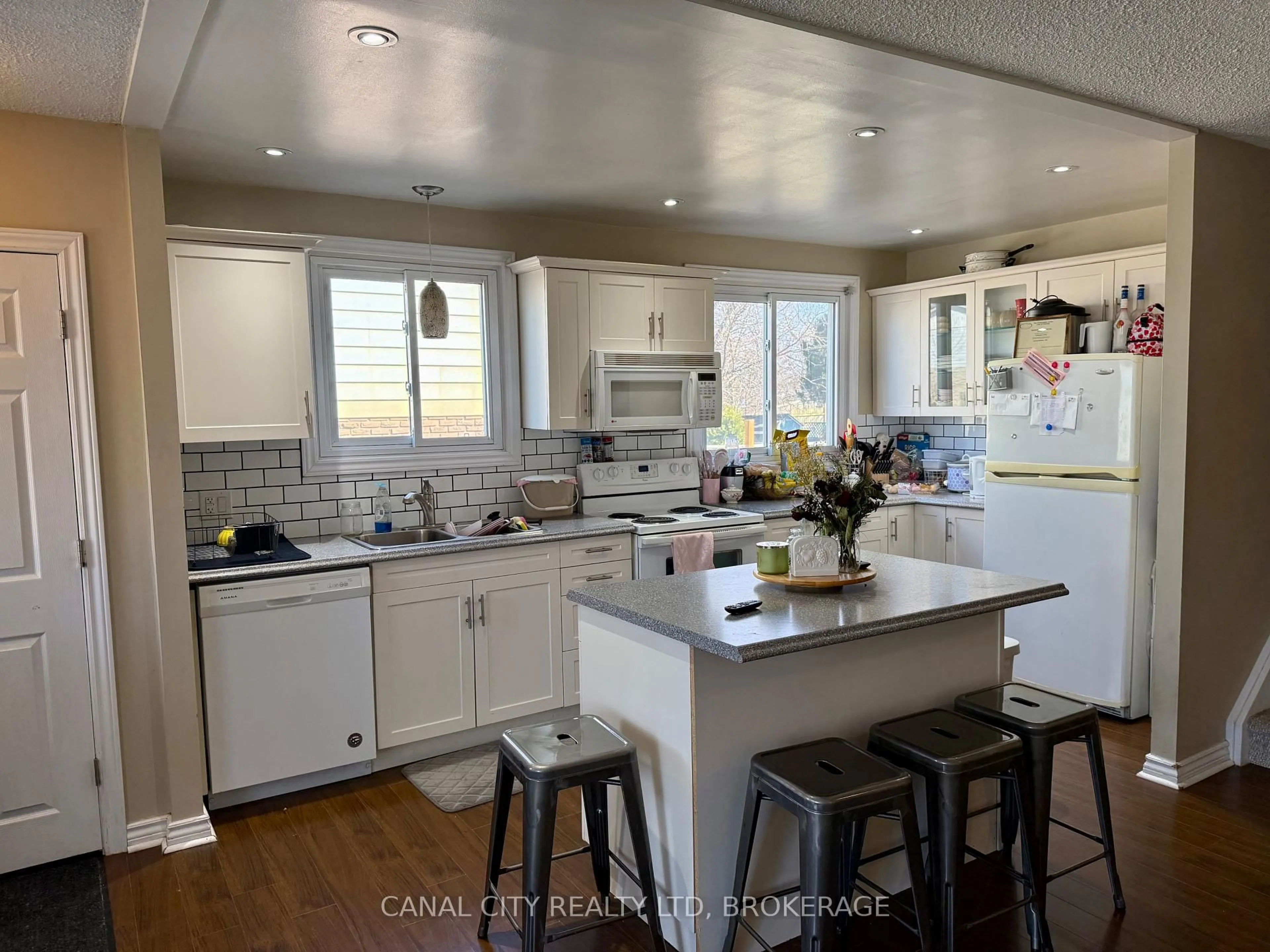 Open concept kitchen, unknown for 10 Baldwin Circ, Thorold Ontario L2V 4H5