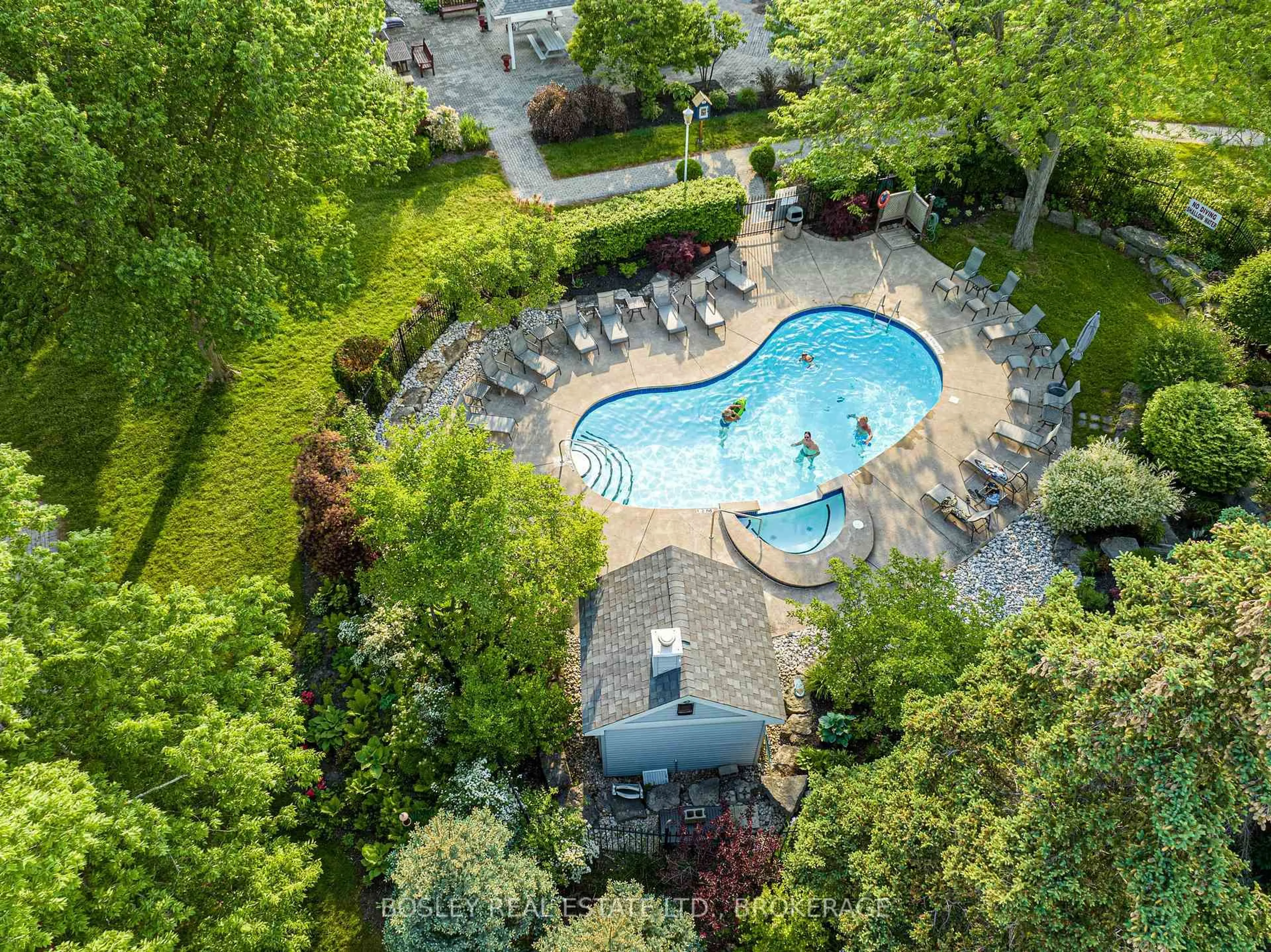 A pic from outside/outdoor area/front of a property/back of a property/a pic from drone, unknown for 13 Lakeside Dr #33, St. Catharines Ontario L2M 1P3