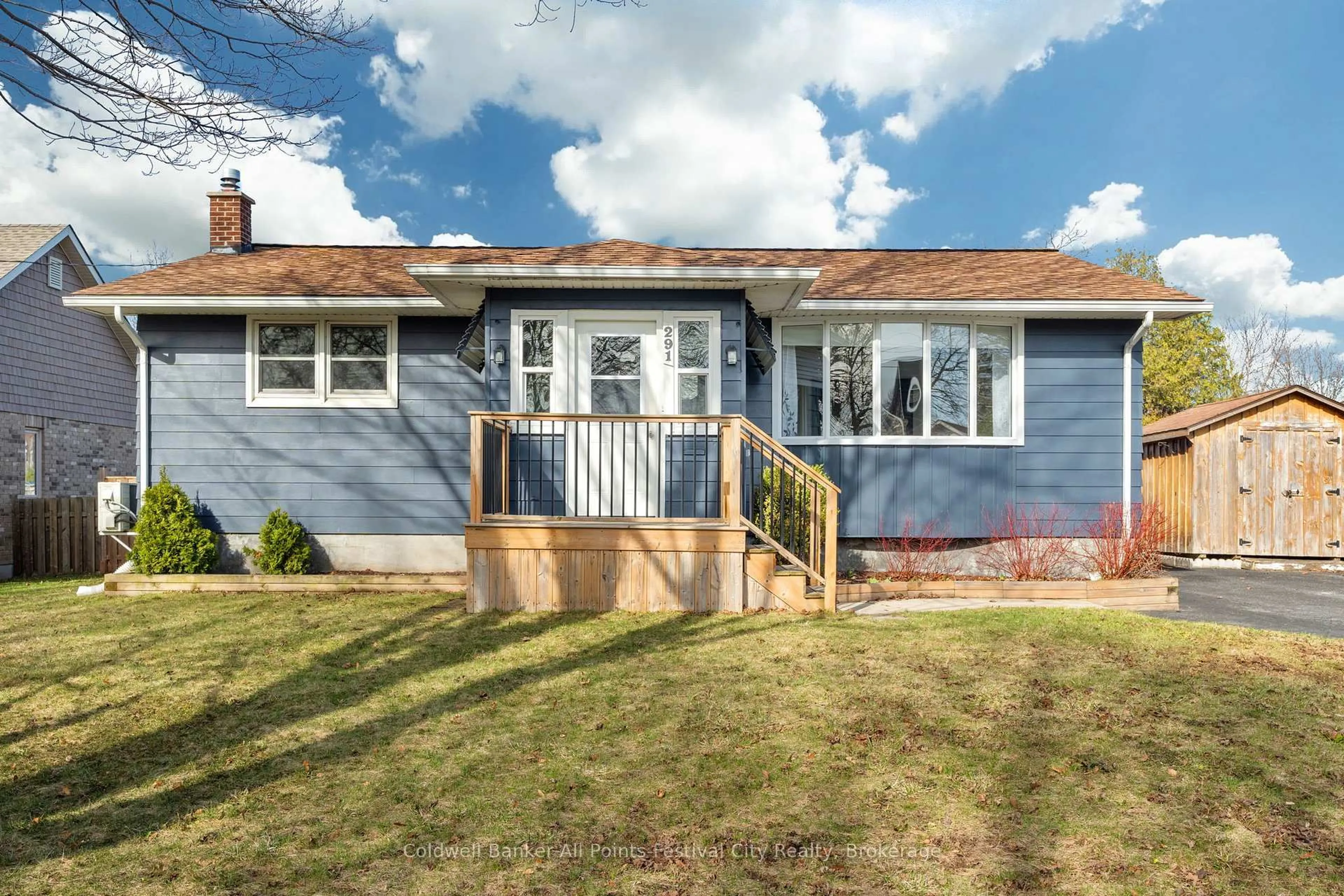 A pic from outside/outdoor area/front of a property/back of a property/a pic from drone, street for 291 Mary St, Goderich Ontario N7A 3B3