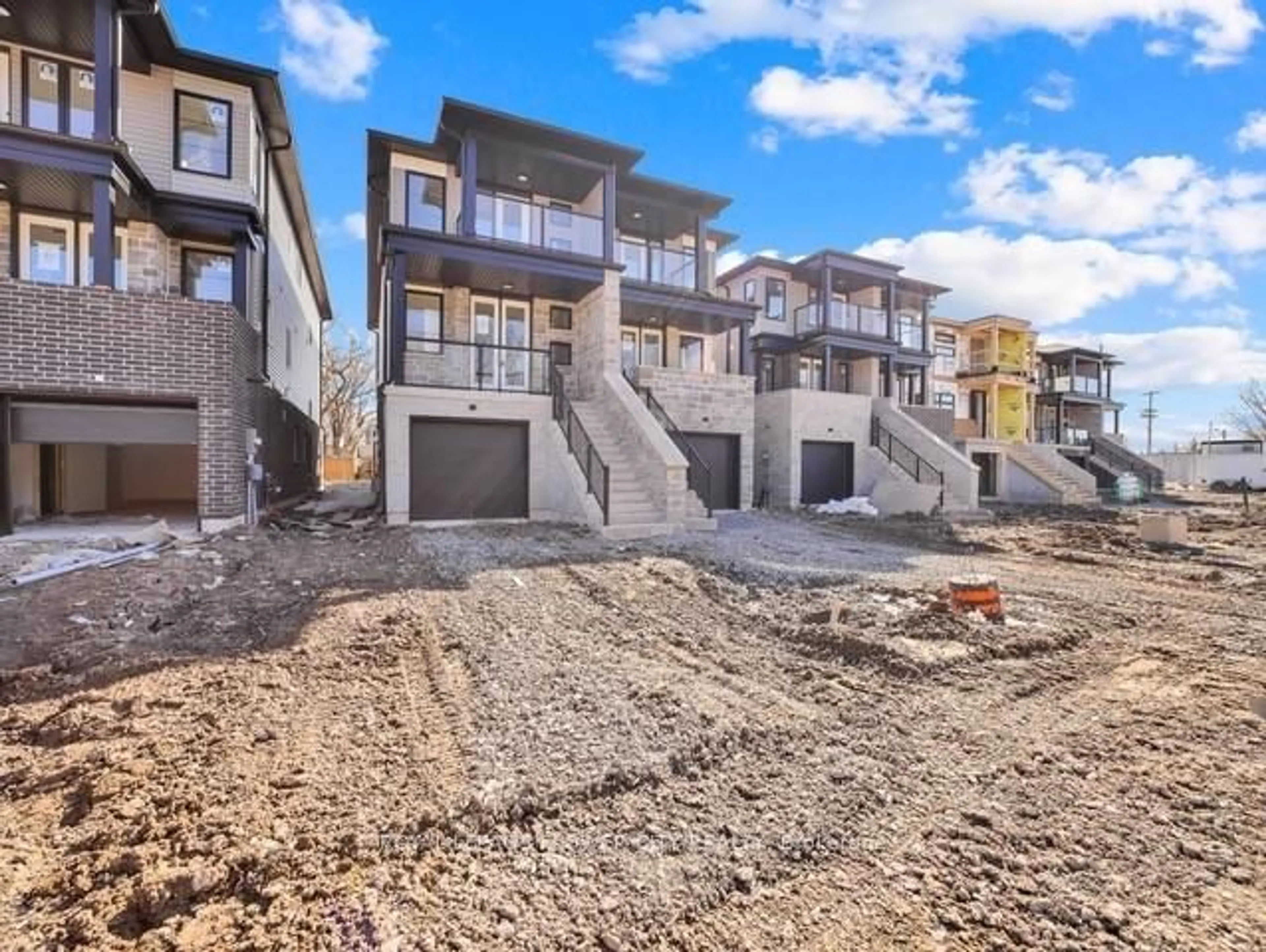 A pic from outside/outdoor area/front of a property/back of a property/a pic from drone, street for 59 Superior St, Welland Ontario L3B 3A6