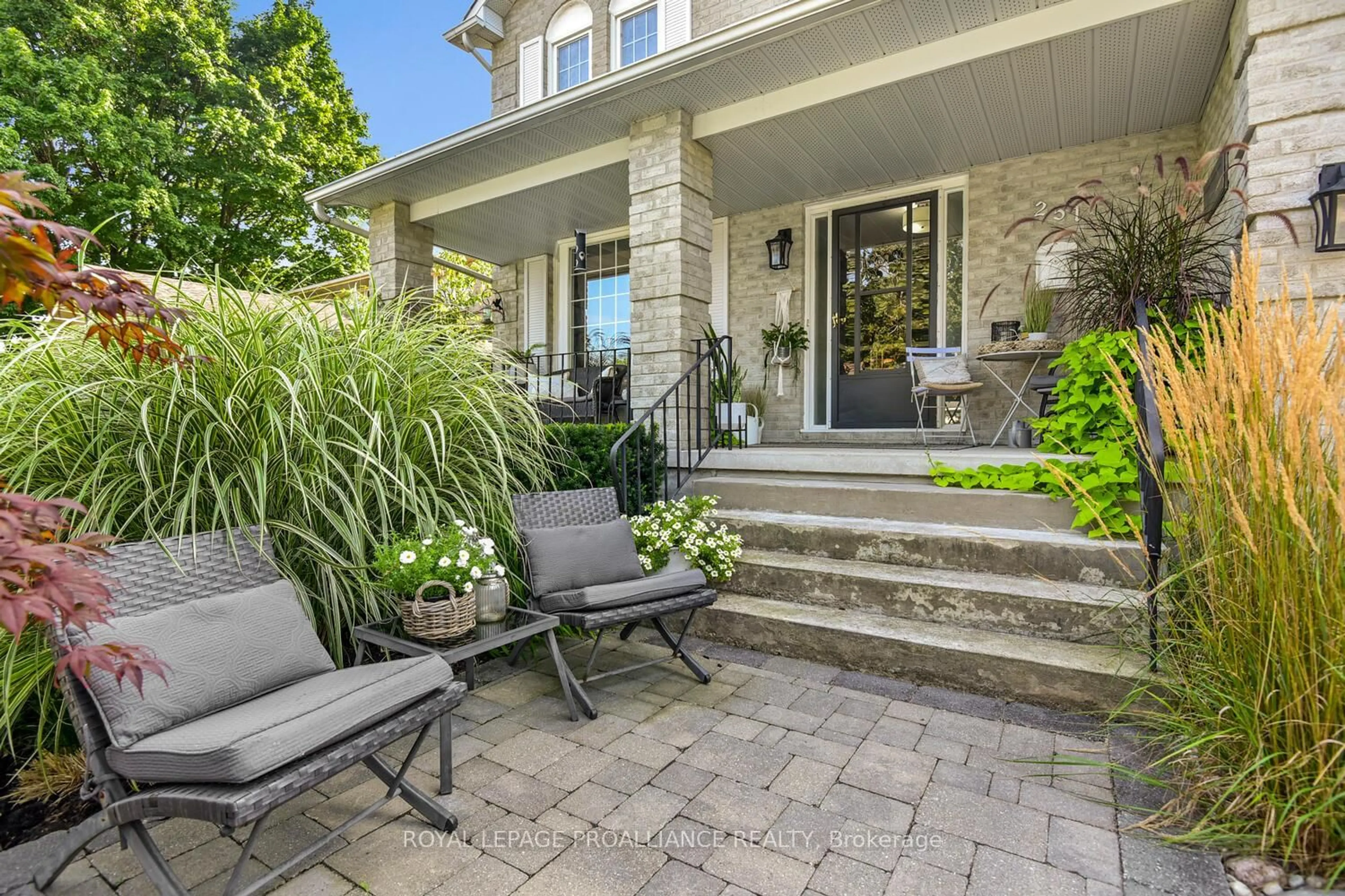 Patio, street for 251 COLONEL DOUGLAS Cres, Brockville Ontario K6V 6W1
