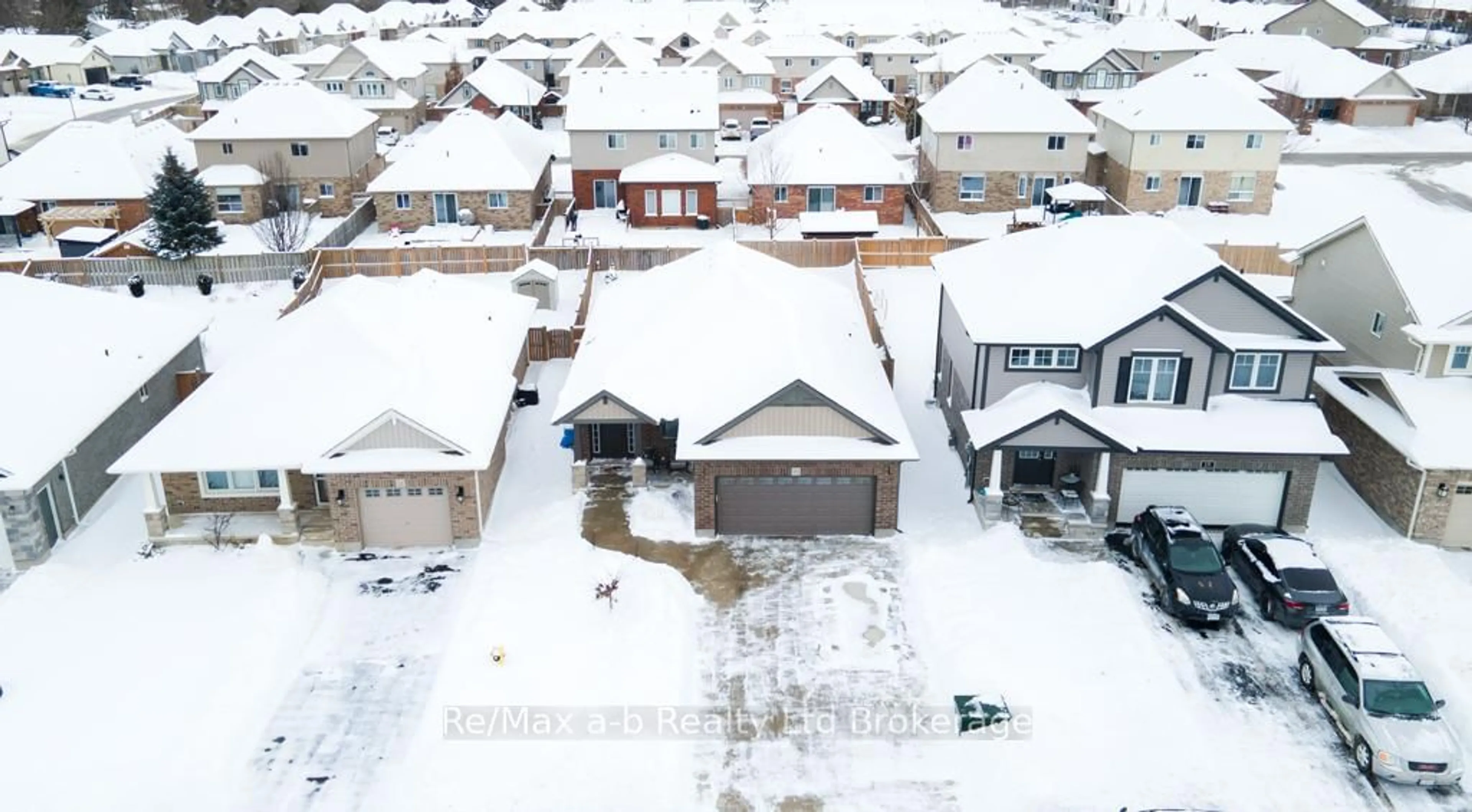 A pic from outside/outdoor area/front of a property/back of a property/a pic from drone, street for 20 Arnold St, Tillsonburg Ontario N4G 0G9
