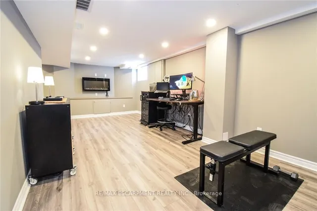 Additional property image - 104 Tragina Ave