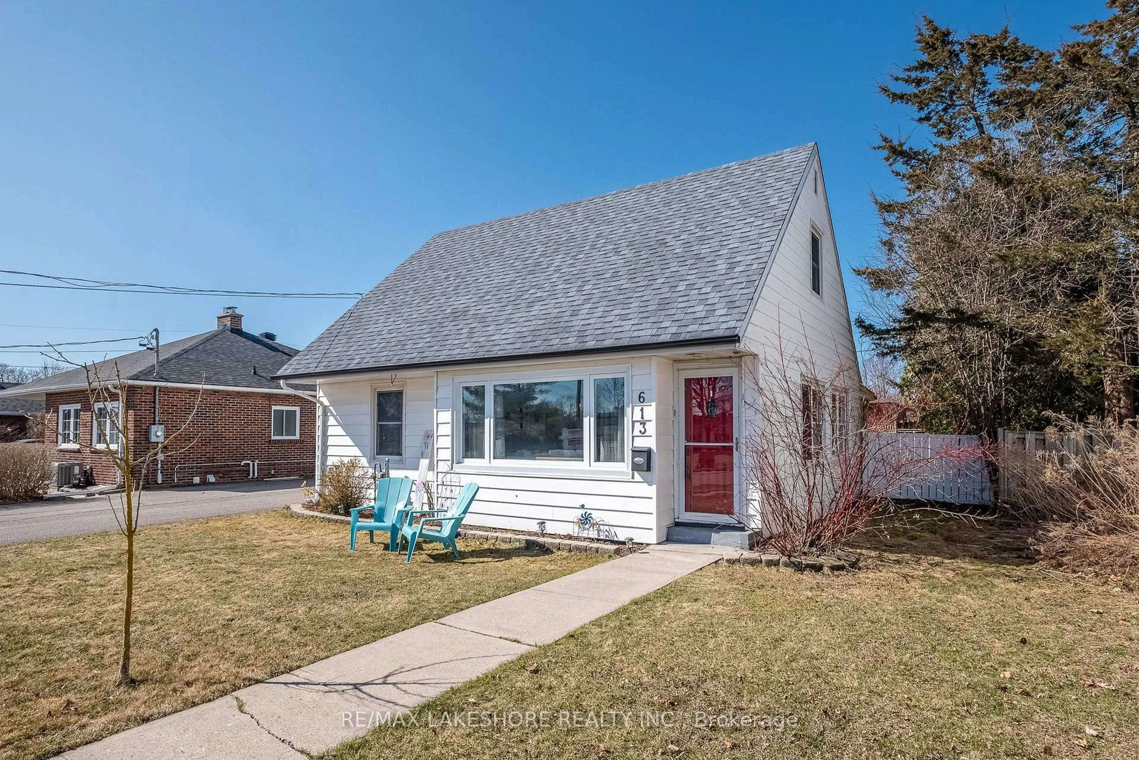 Home with vinyl exterior material, street for 613 Burnham St, Cobourg Ontario K9A 2X4