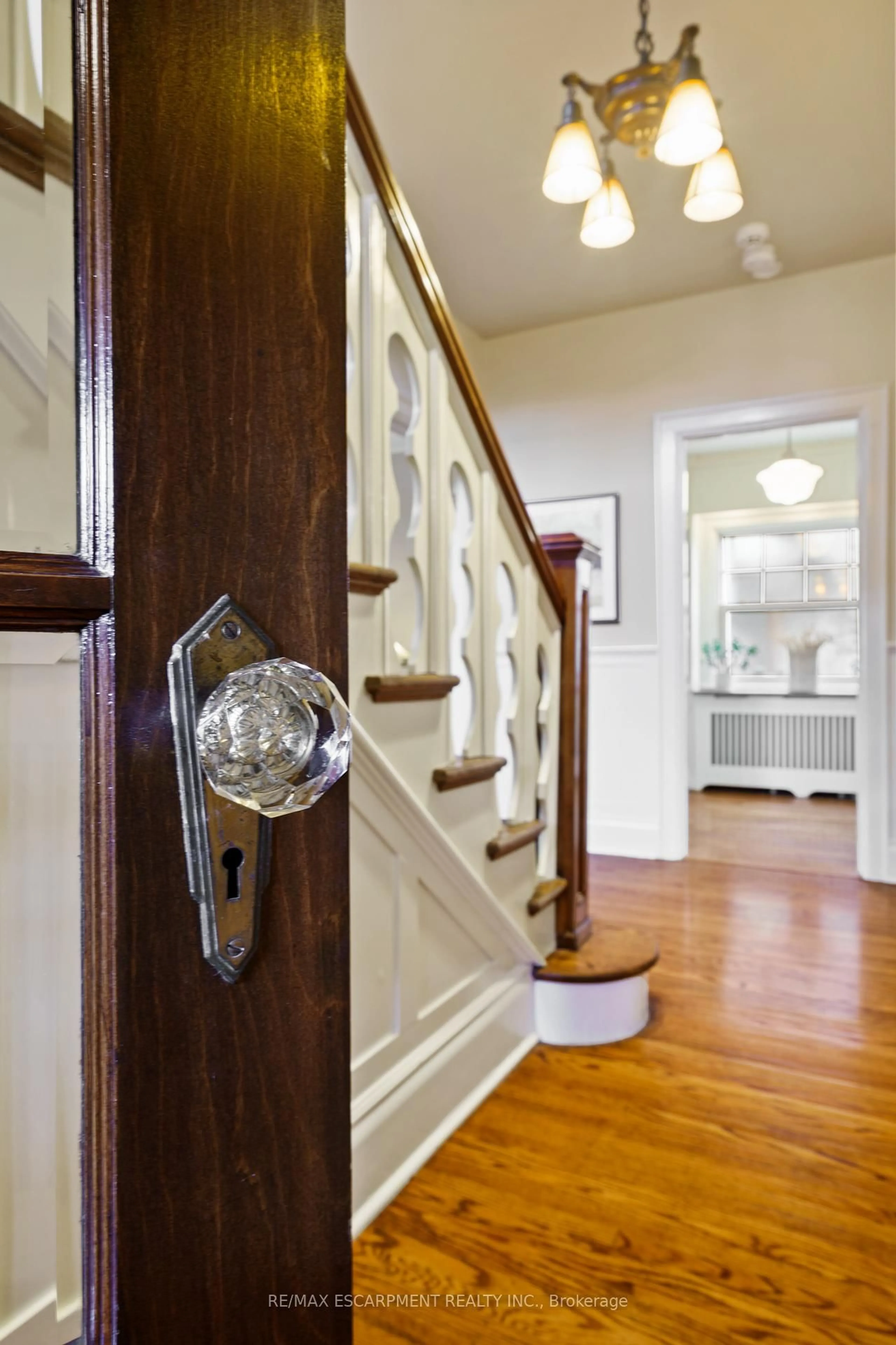Indoor entryway for 2 Oak Knoll Dr, Hamilton Ontario L8S 4C3