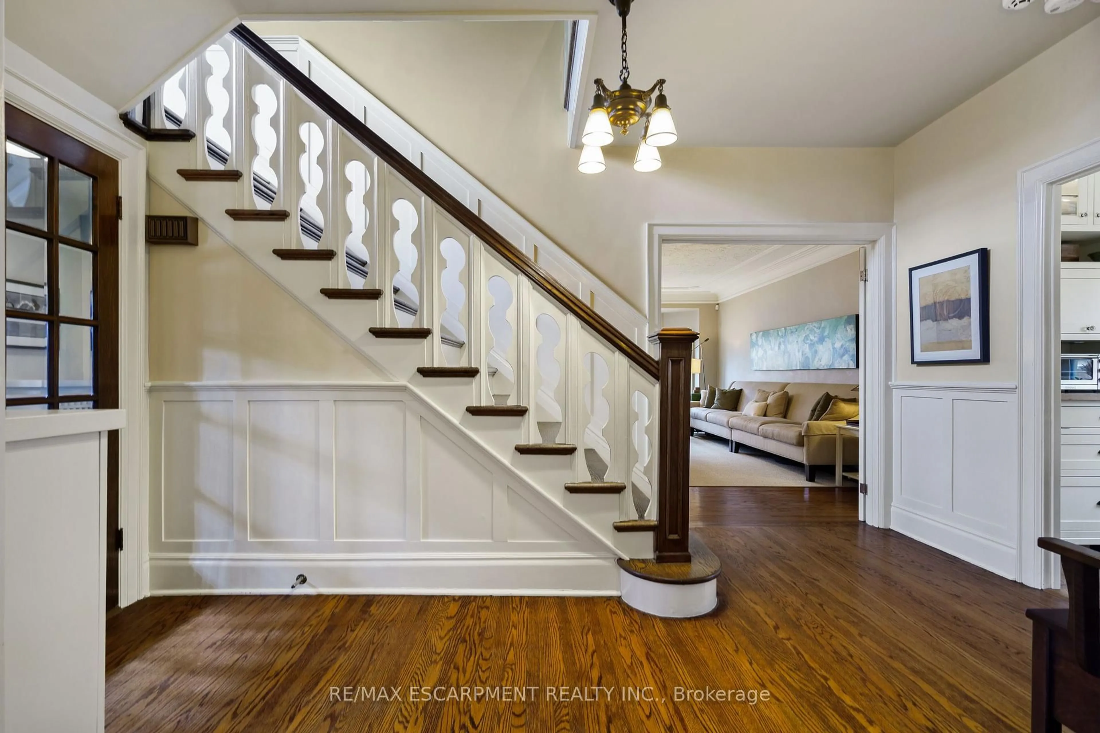 Stairs for 2 Oak Knoll Dr, Hamilton Ontario L8S 4C3