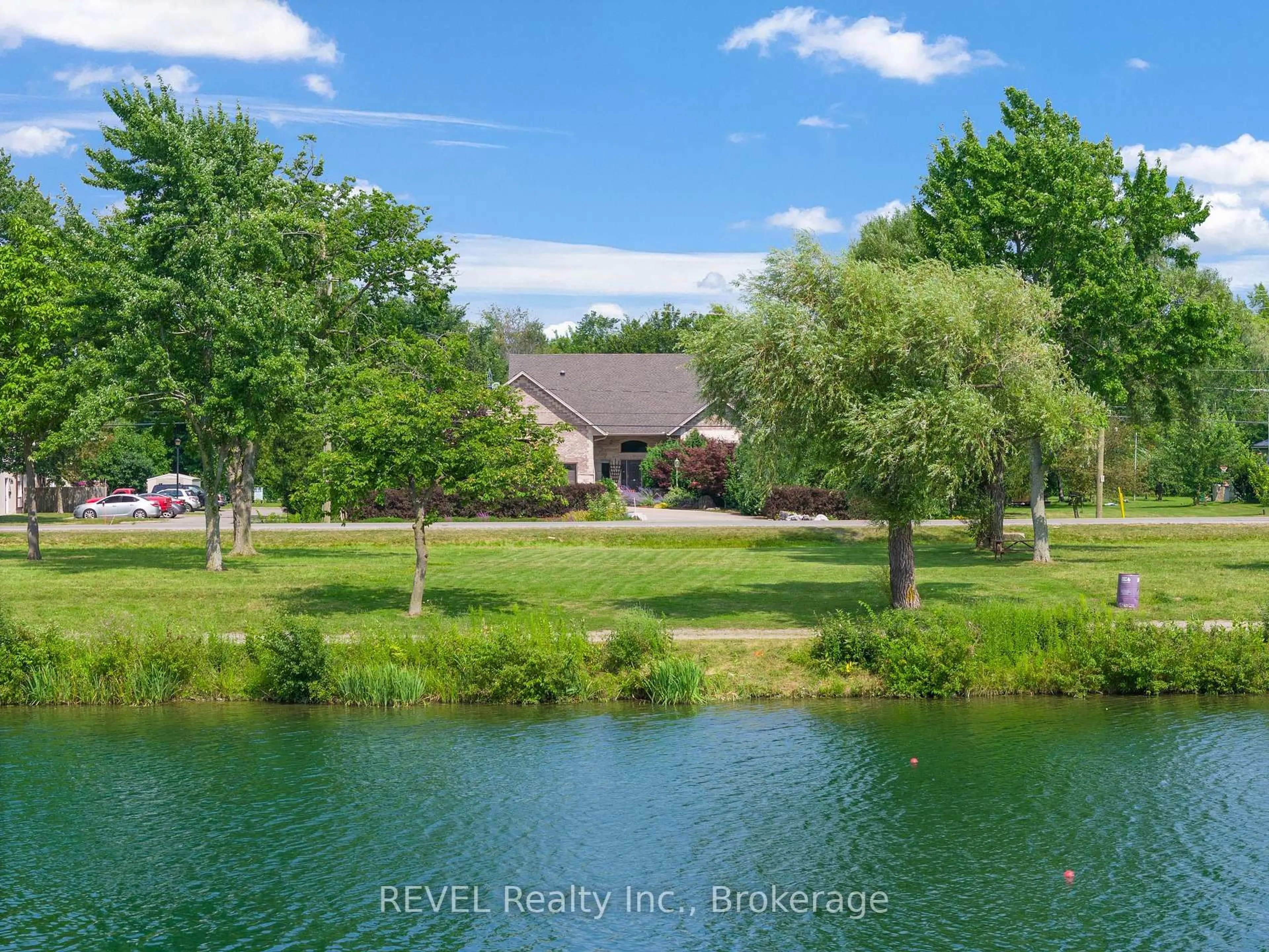 A pic from outside/outdoor area/front of a property/back of a property/a pic from drone, water/lake/river/ocean view for 26 Kingsway St, Welland Ontario L3B 3N8