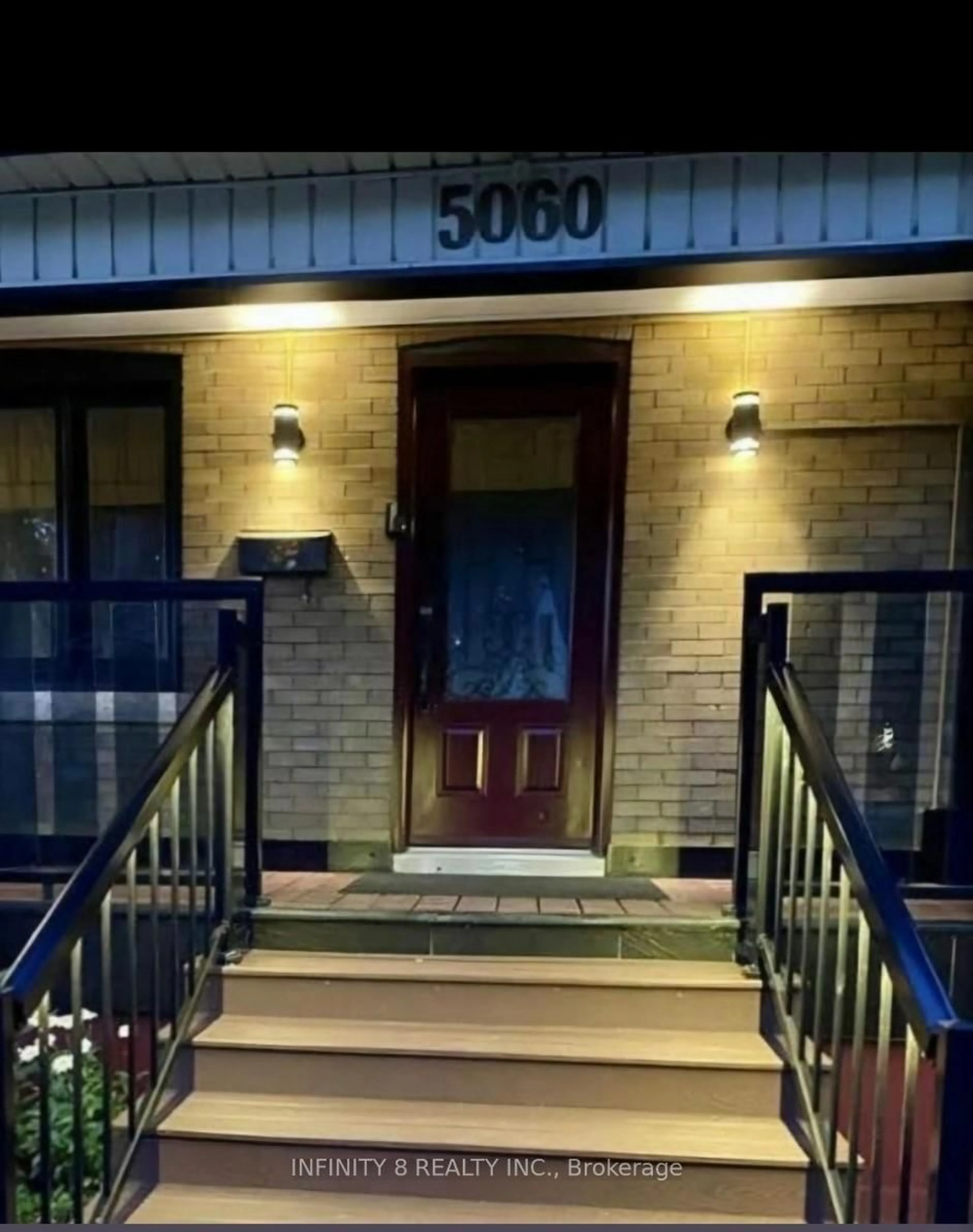 Indoor foyer for 5060 Ontario Ave, Niagara Falls Ontario L2E 3R9