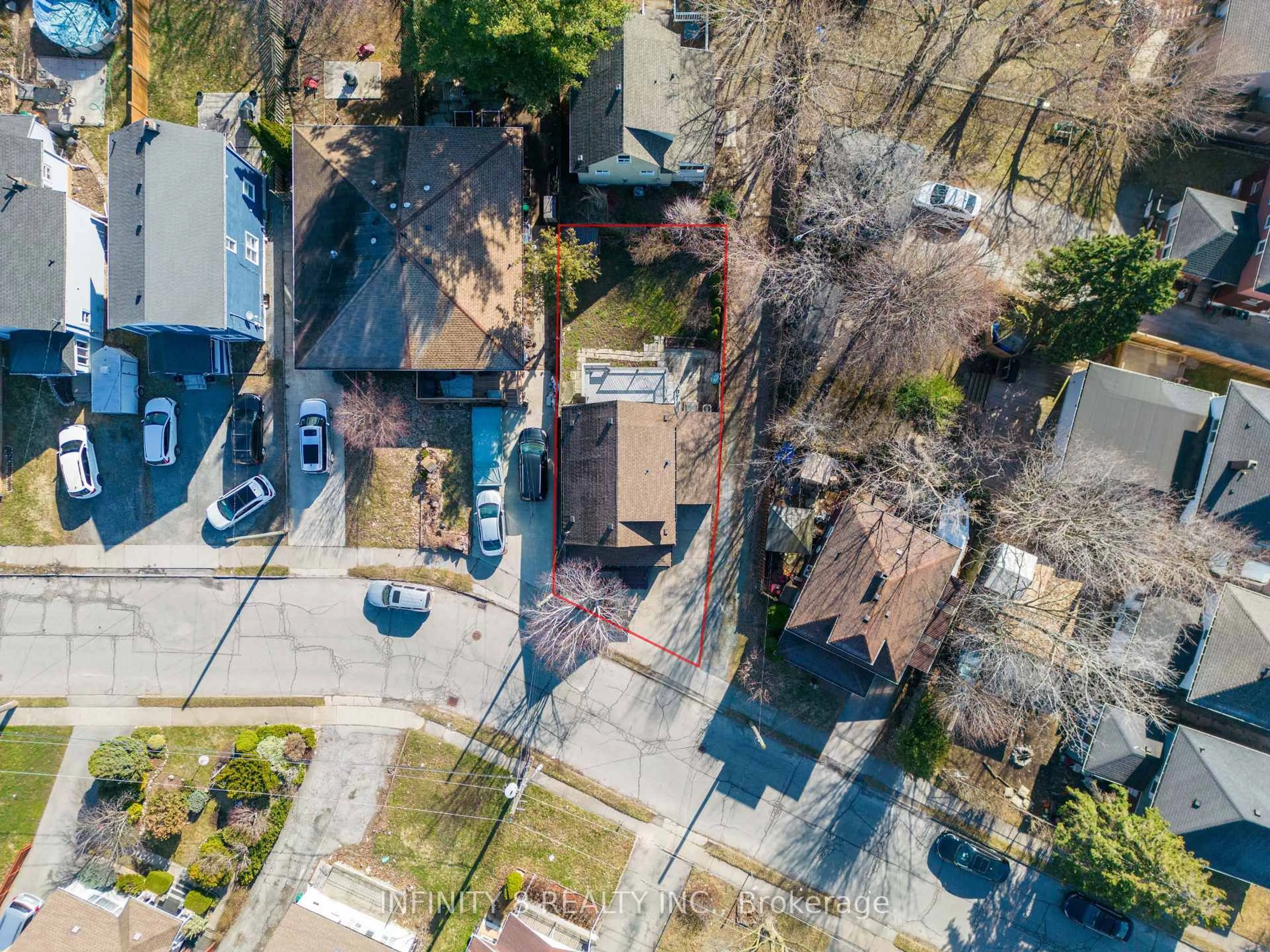 A pic from outside/outdoor area/front of a property/back of a property/a pic from drone, street for 5060 Ontario Ave, Niagara Falls Ontario L2E 3R9