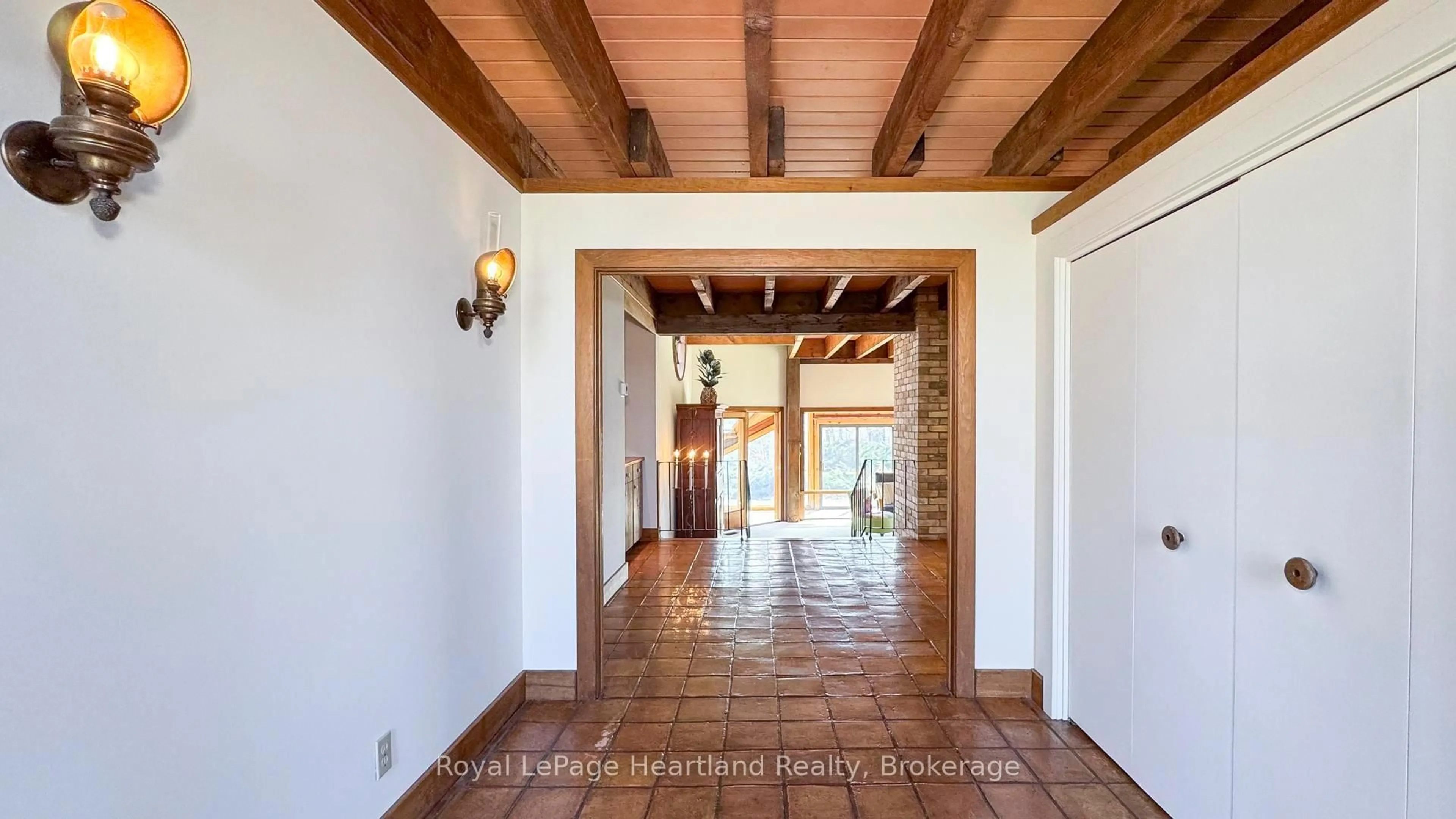 Indoor foyer for 81177 Cherrydale Rd, Ashfield-Colborne-Wawanosh Ontario N7A 3Y1