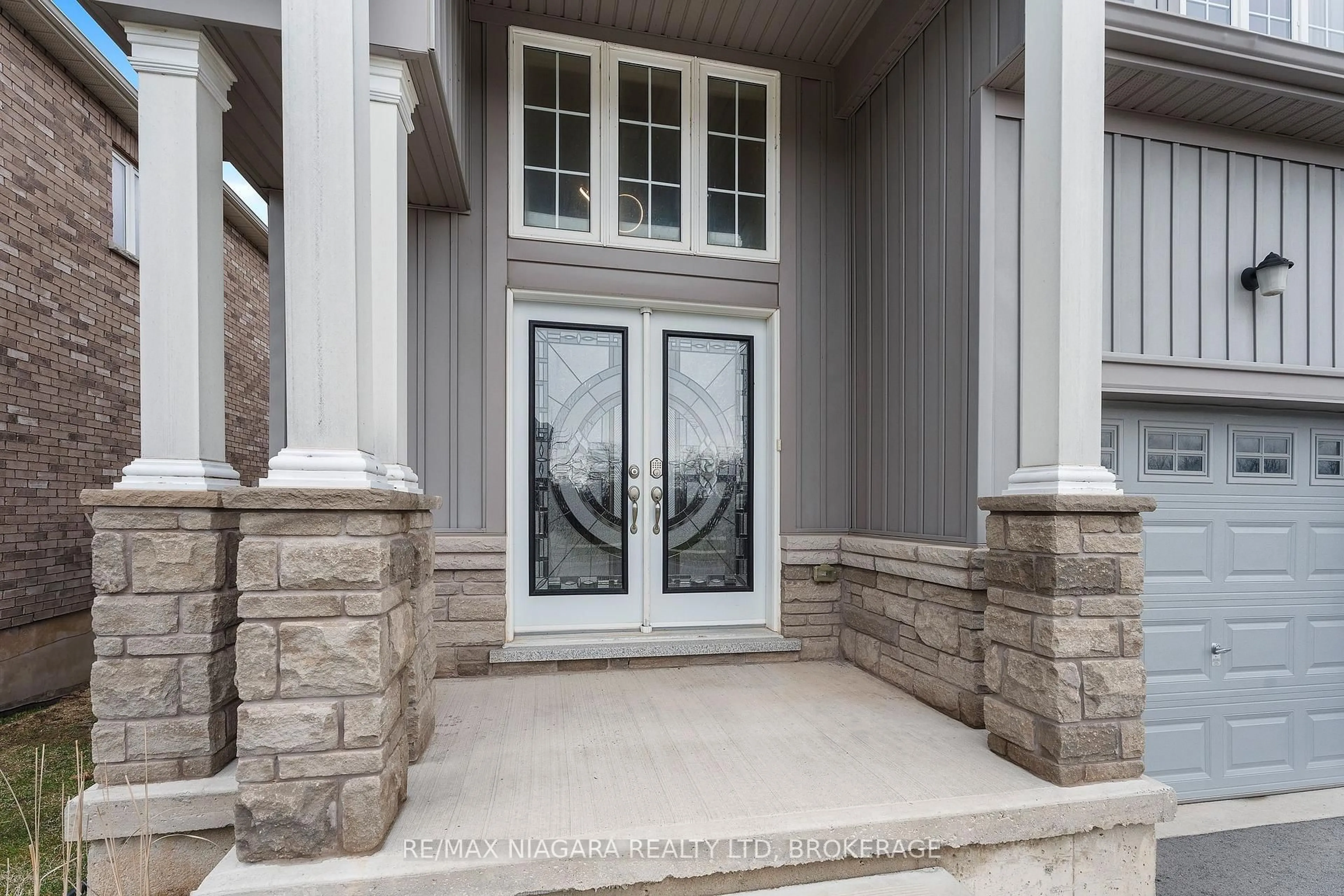 Indoor entryway for 1456 Sharon Dr, Fort Erie Ontario L2A 0C8
