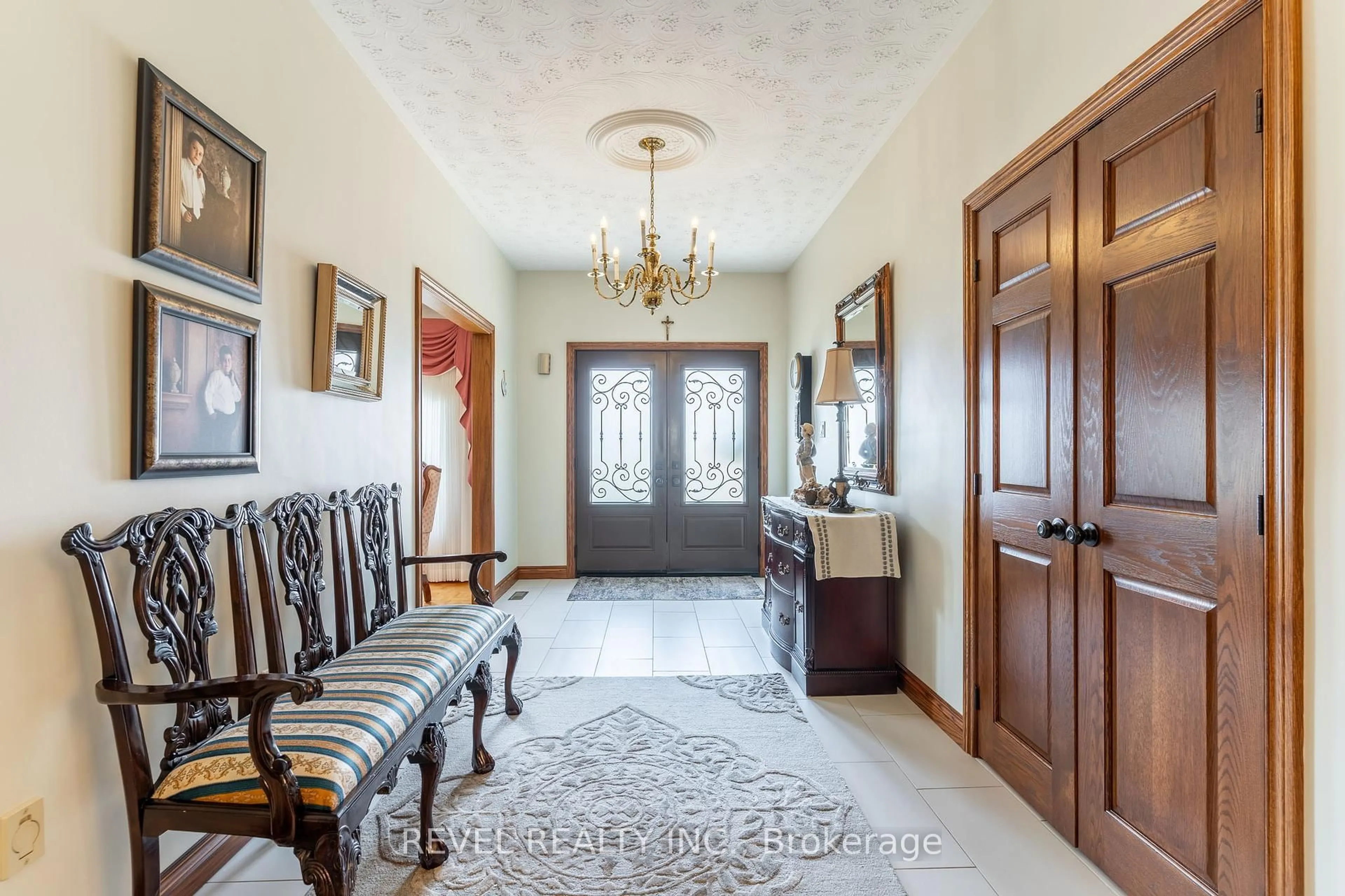 Indoor entryway for 112 Henley Dr, Hamilton Ontario L8E 4L8