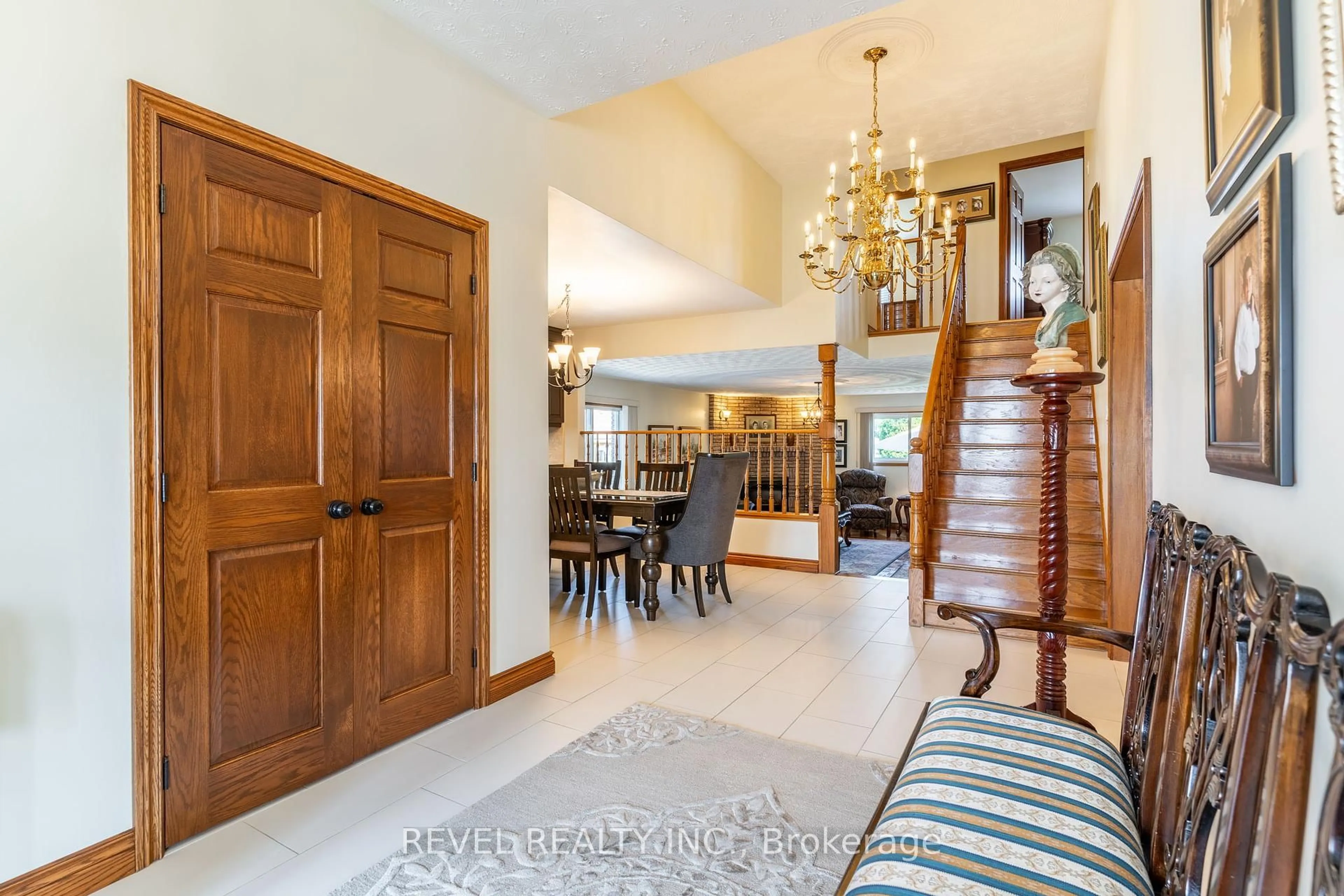 Indoor foyer for 112 Henley Dr, Hamilton Ontario L8E 4L8