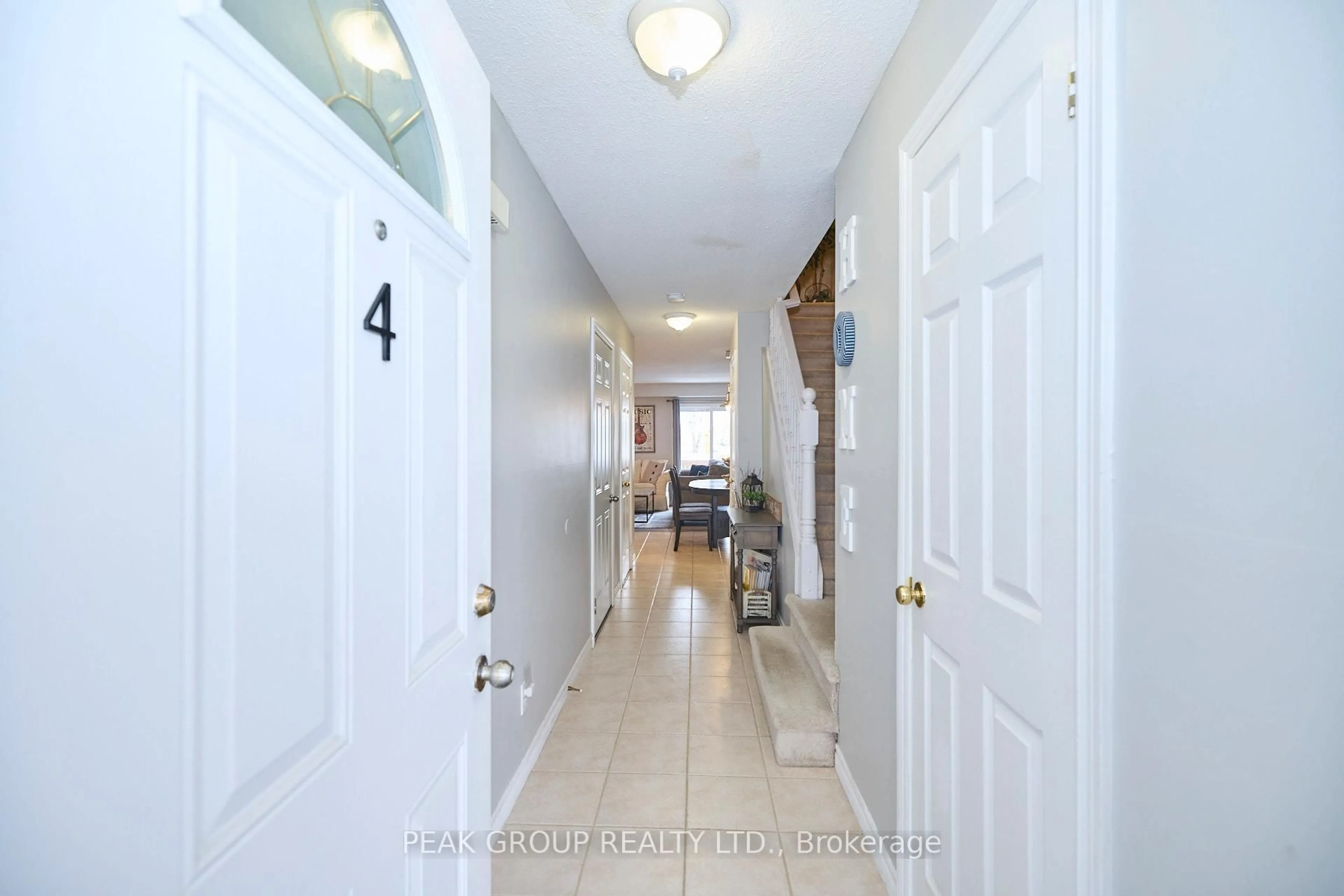 Indoor entryway for 6263 Valley Way #4, Niagara Falls Ontario L2E 0A1
