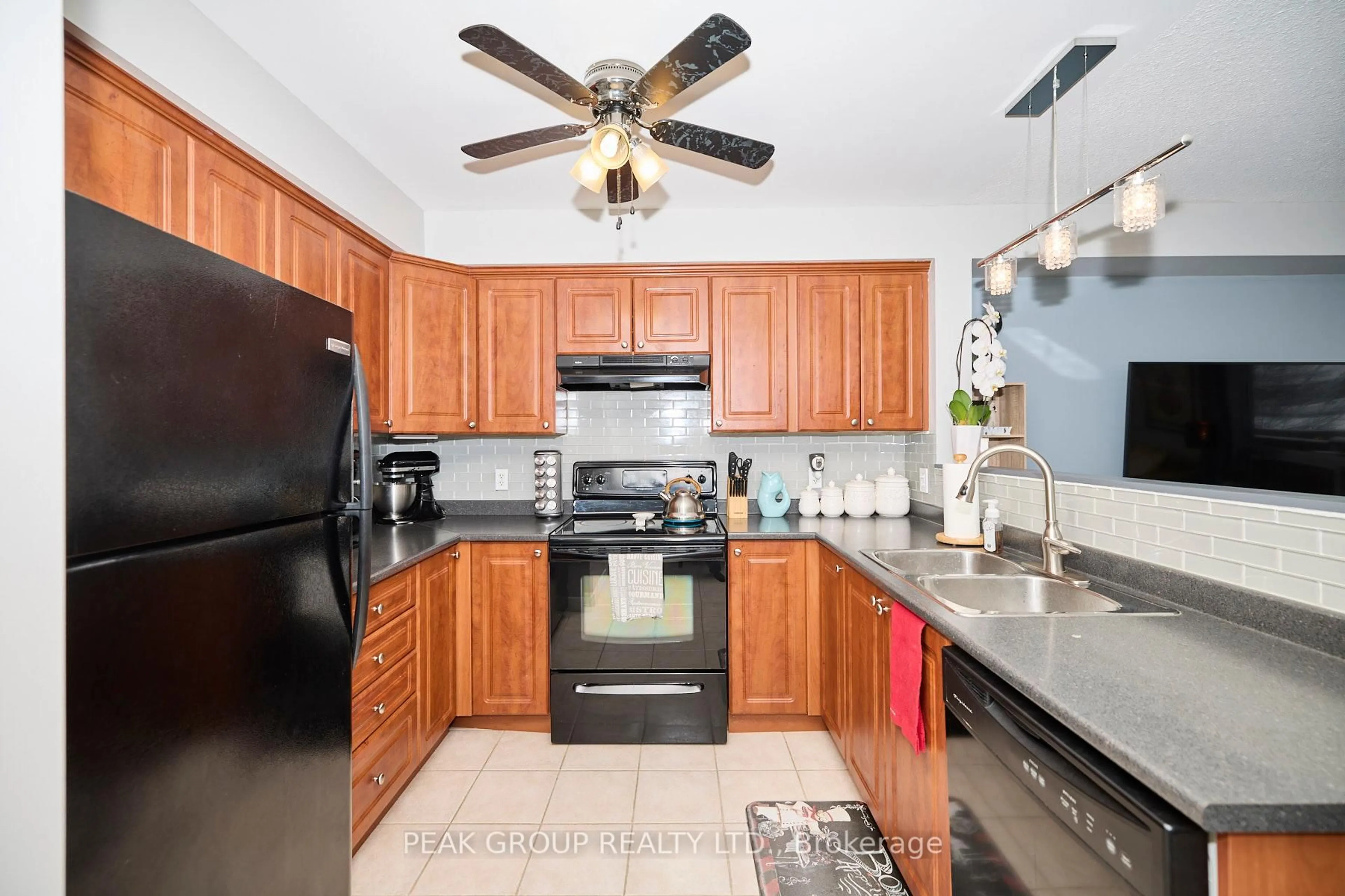 Standard kitchen, unknown for 6263 Valley Way #4, Niagara Falls Ontario L2E 0A1
