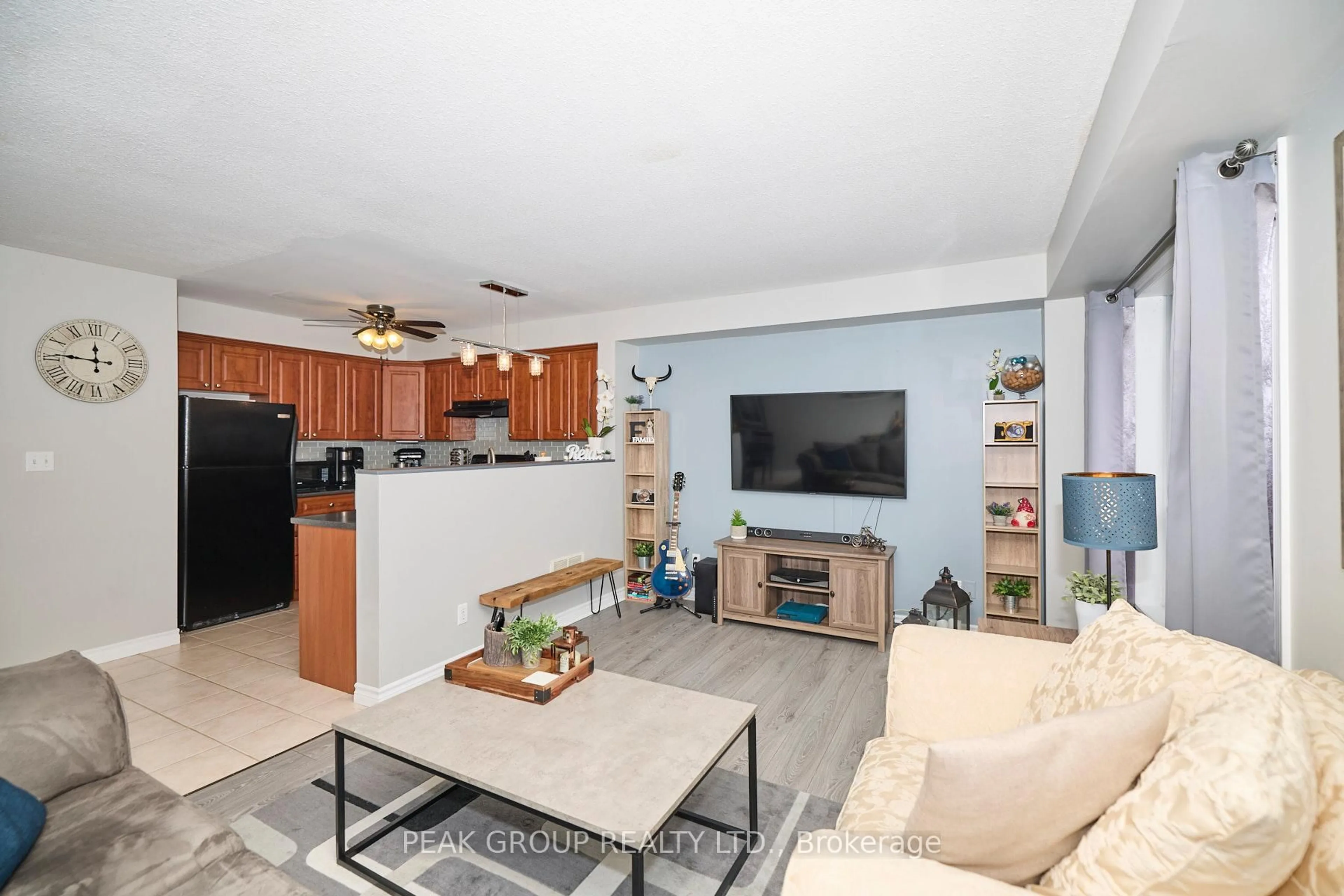 Living room with furniture, unknown for 6263 Valley Way #4, Niagara Falls Ontario L2E 0A1