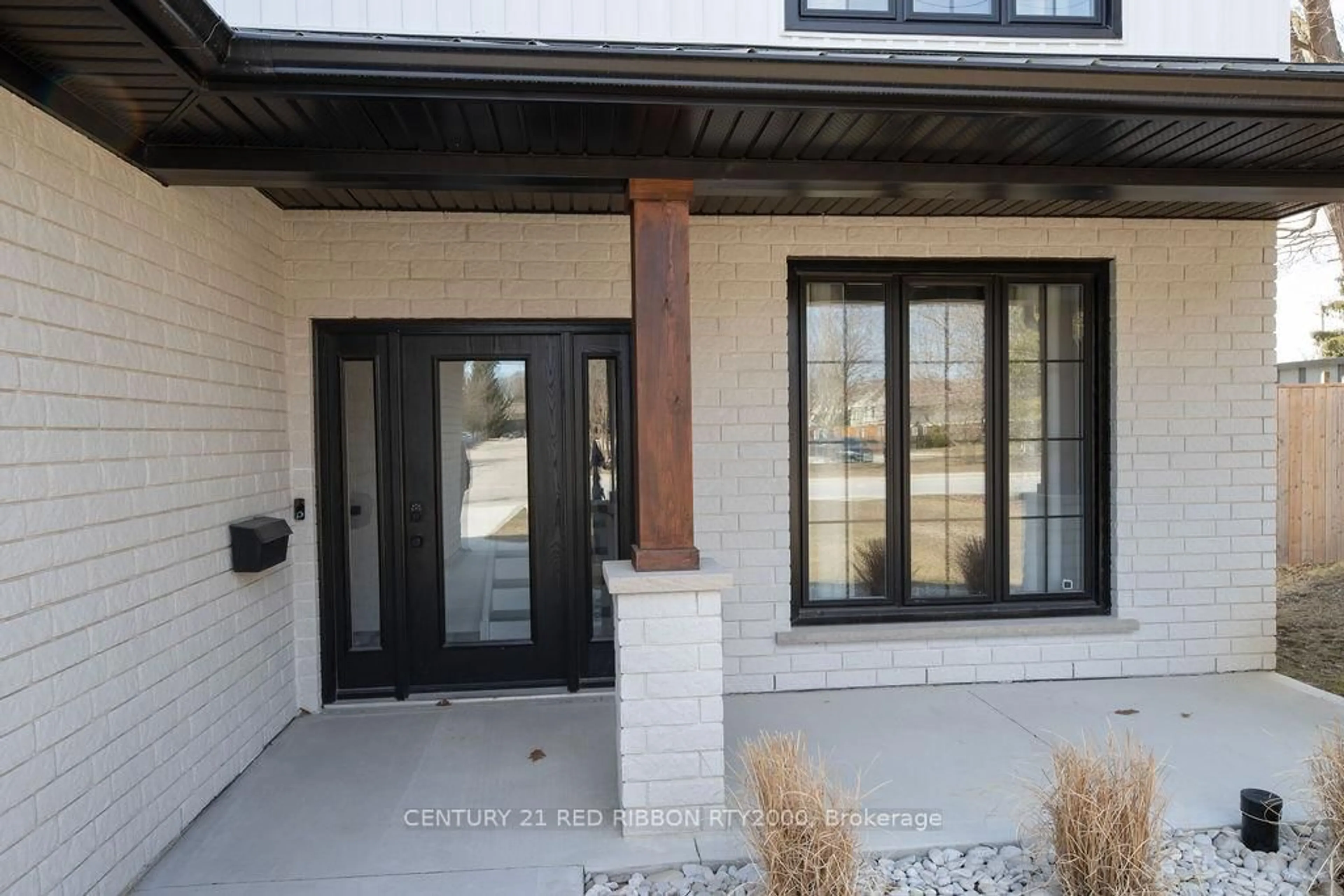 Indoor entryway for 18 McNab St, Strathroy-Caradoc Ontario N7G 2E9