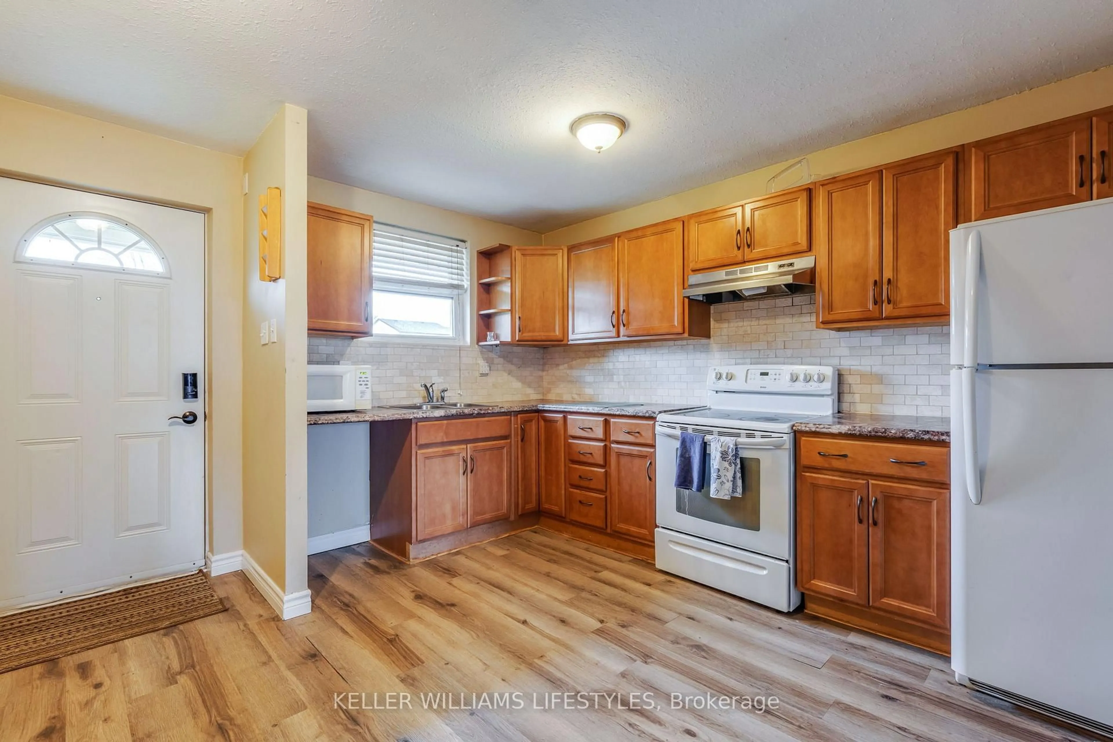 Standard kitchen, unknown for 1919 Trafalgar St #25, London Ontario N5V 1A1