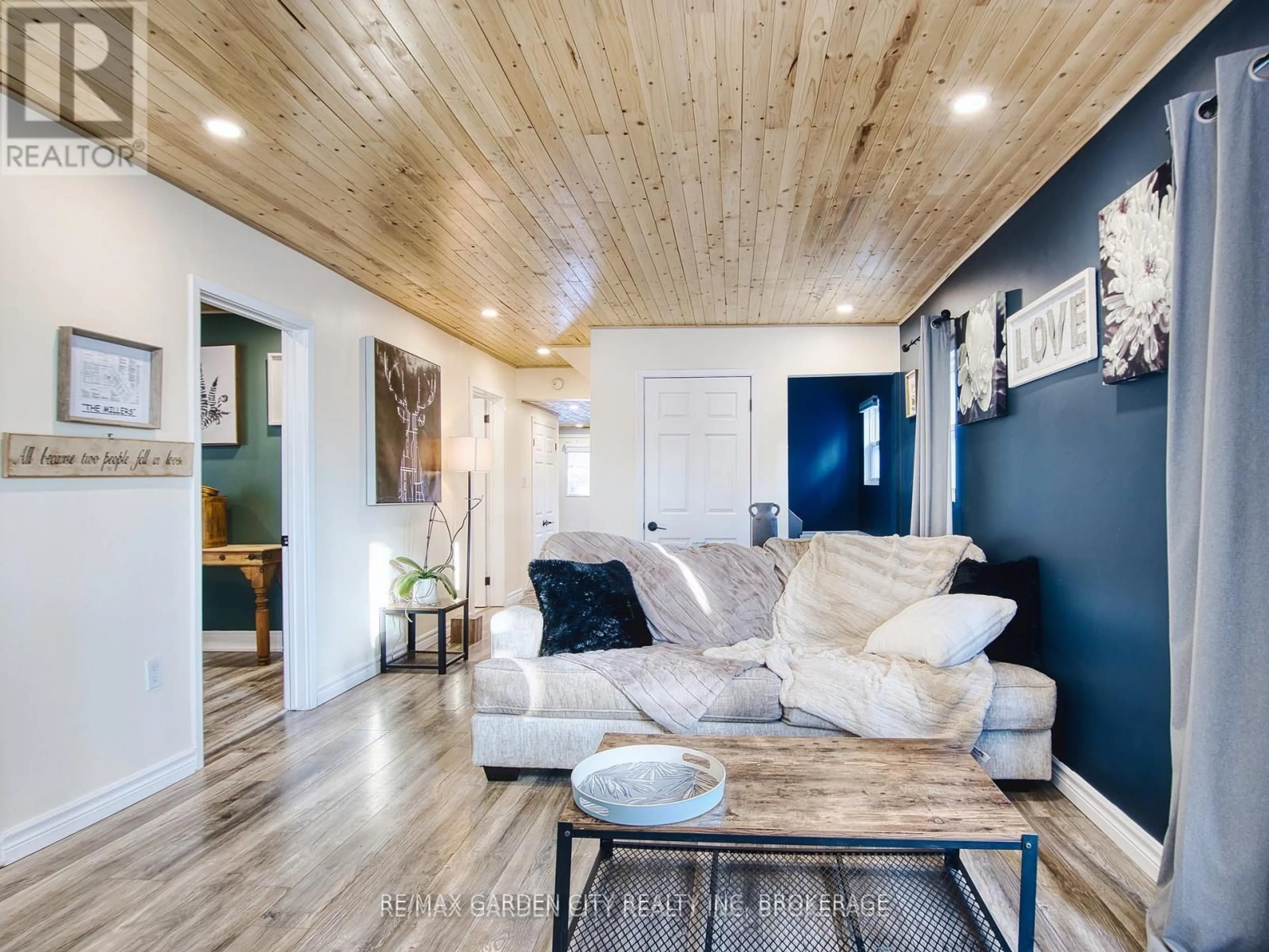 Living room with furniture, wood/laminate floor for 192 York St, St. Catharines Ontario L2R 6G4