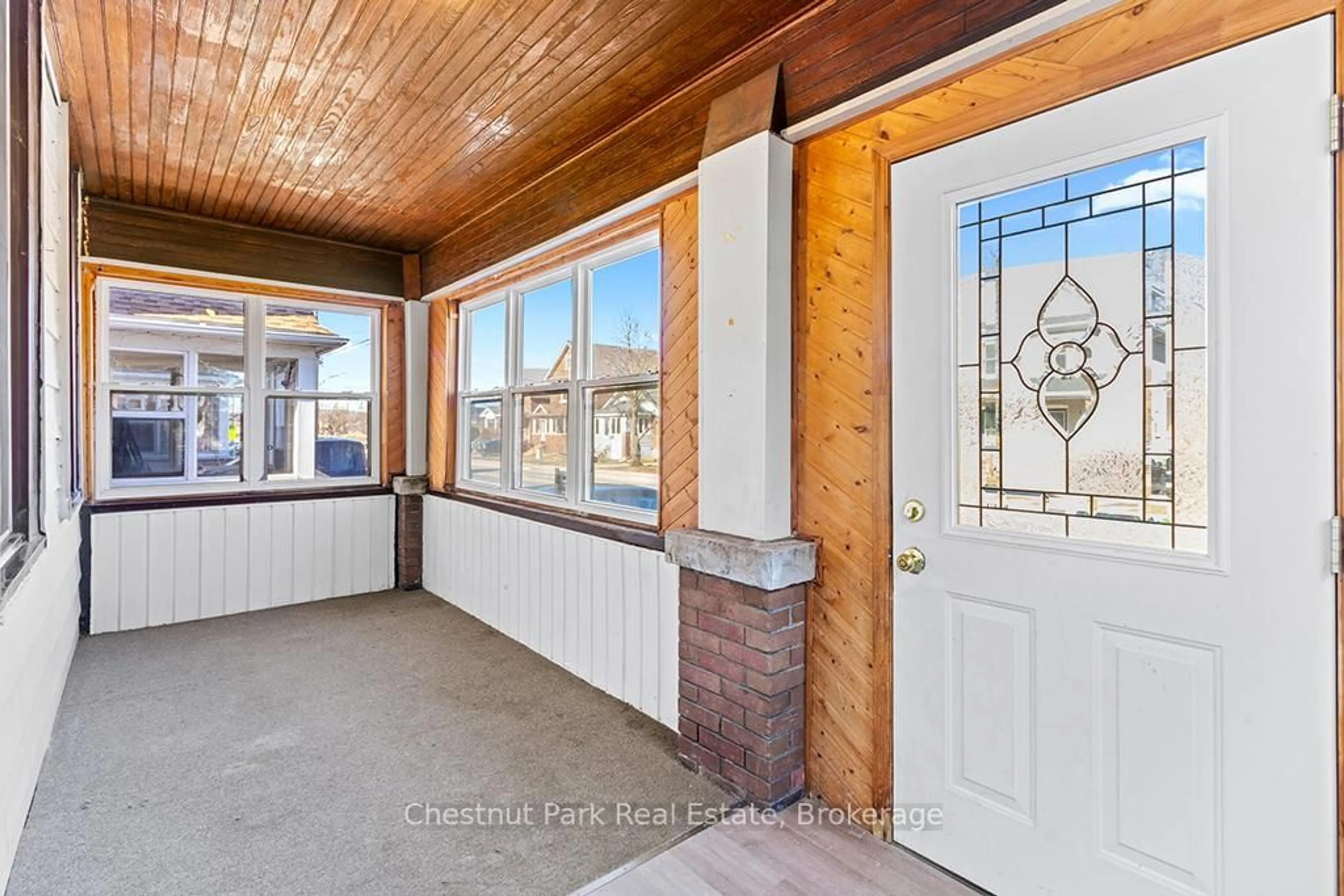 Indoor entryway for 1068 2ND Ave, Owen Sound Ontario N4K 4M9
