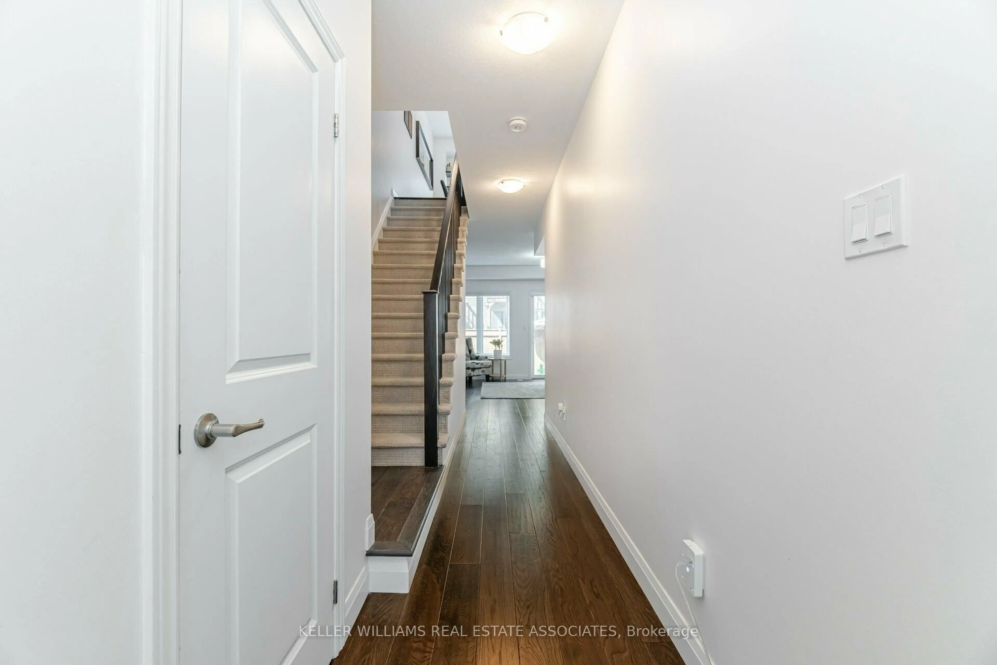 Indoor entryway for 123 Borers Creek Circ, Hamilton Ontario L8B 1W3