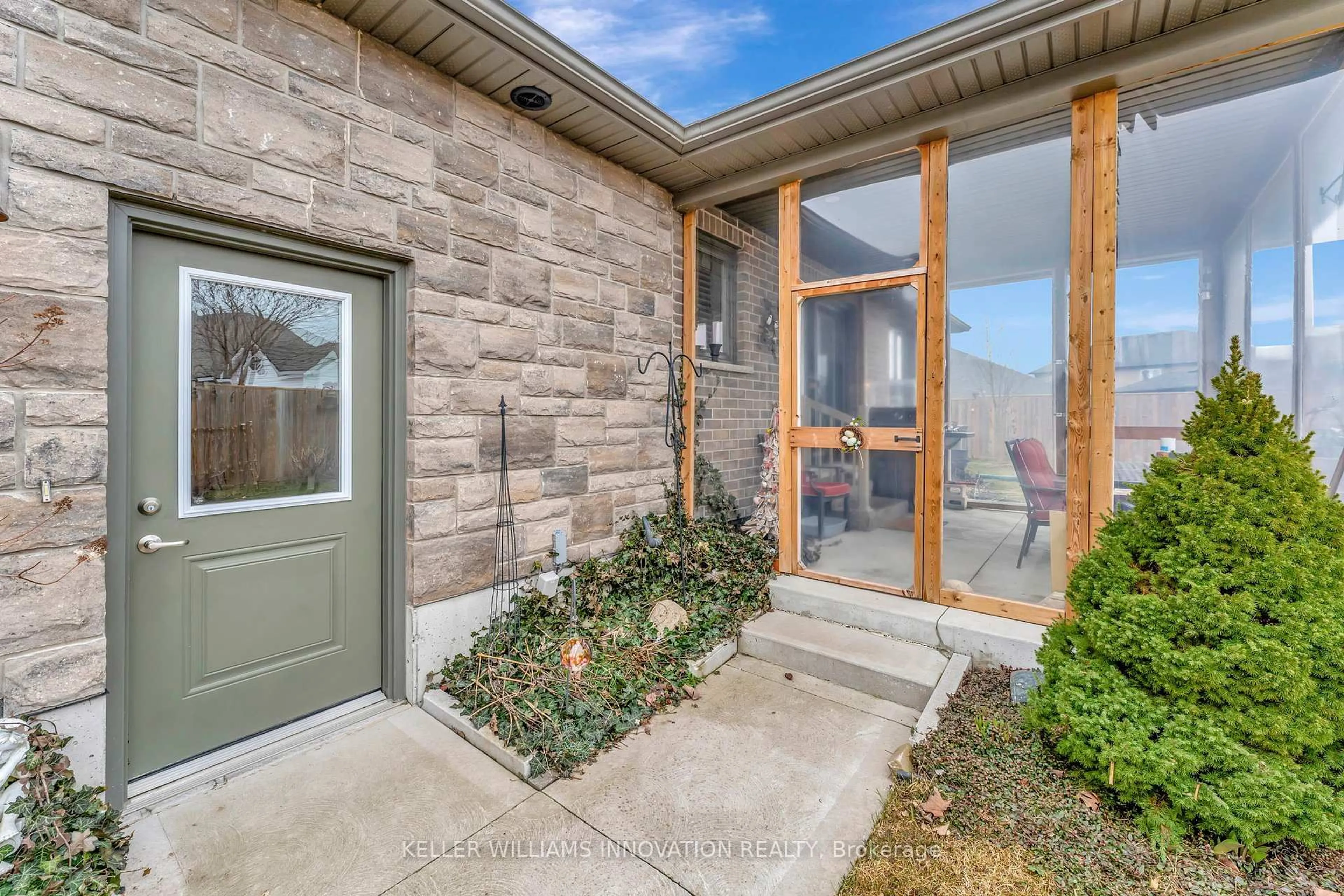 Unknown for 825 Reserve Ave, North Perth Ontario N4W 0B8
